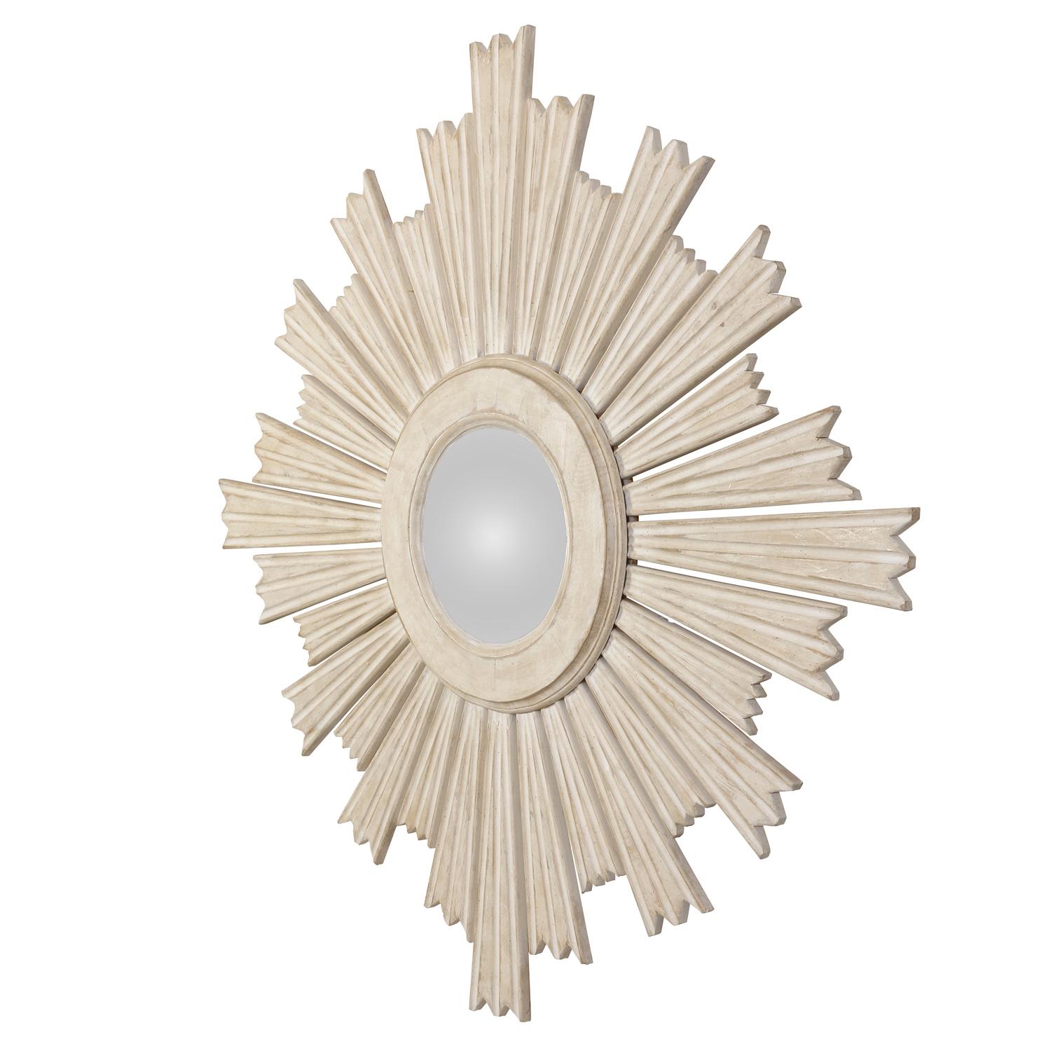 Ein großer, weiß bemalter Sonnenschliff-Spiegel mit unterschiedlich langen Strahlen, die mit einem zentralen, geformten Ring verbunden sind.  Der Spiegel ist in einem gräulichen Weiß gehalten.  Seine Größe und sein Maßstab machen diesen Spiegel zu
