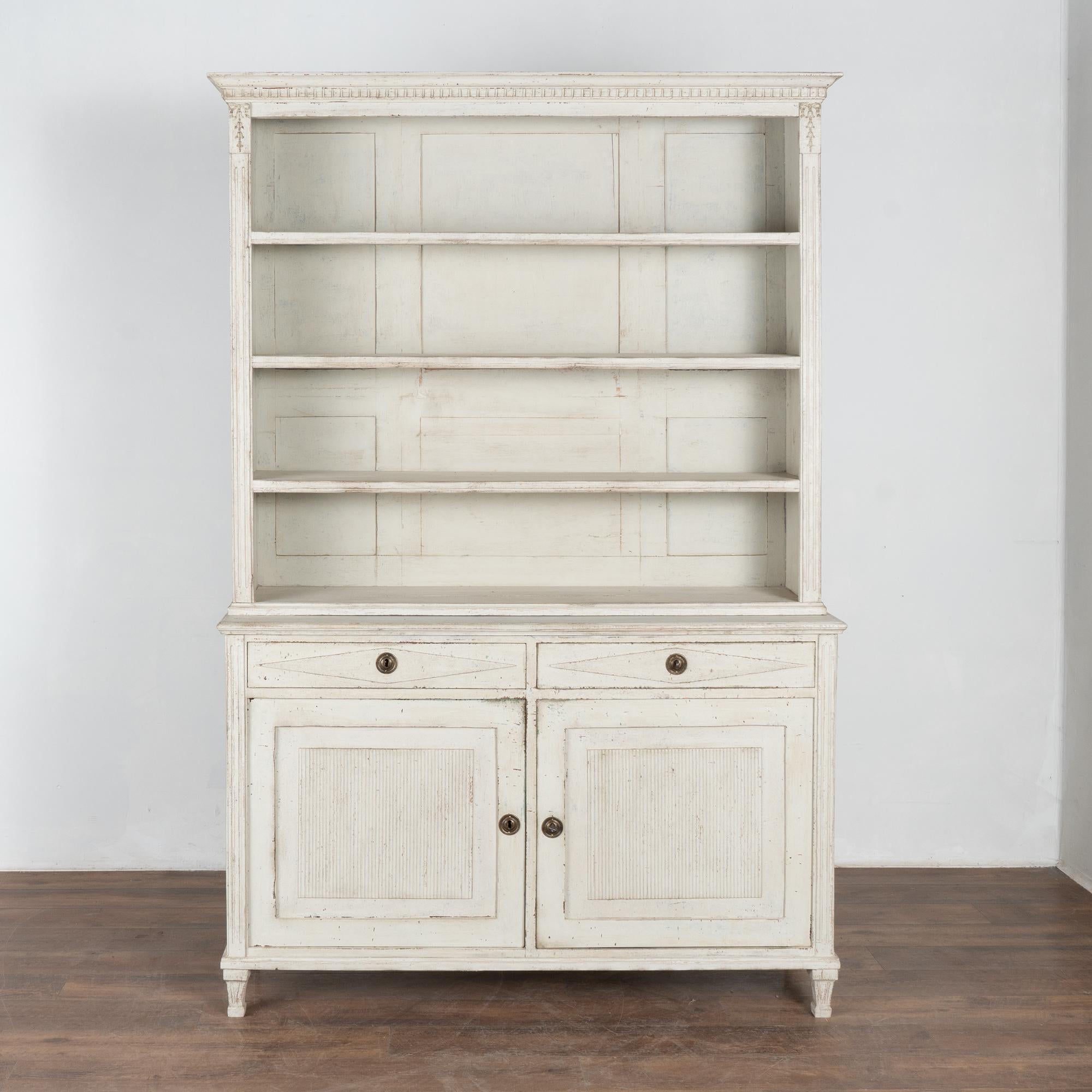 White Painted Swedish Display Cabinet Bookcase, circa 1840-60 In Good Condition For Sale In Round Top, TX
