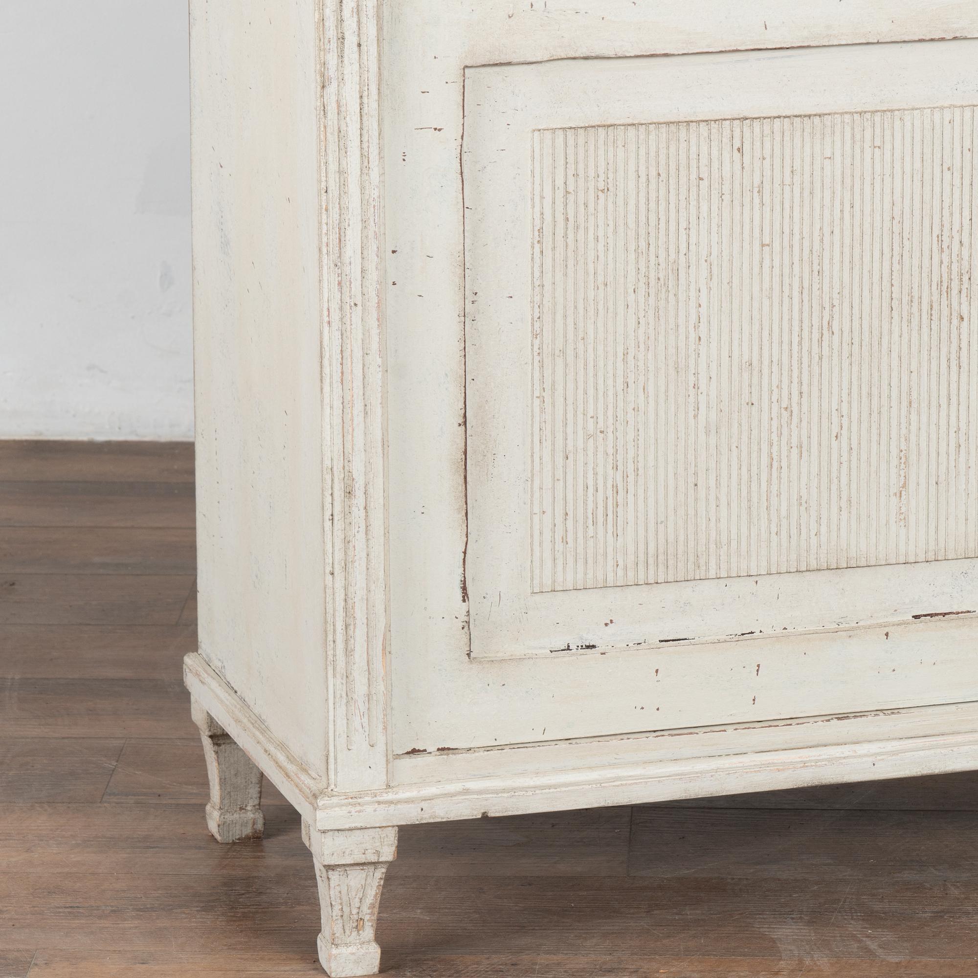 White Painted Swedish Display Cabinet Bookcase, circa 1840-60 For Sale 2