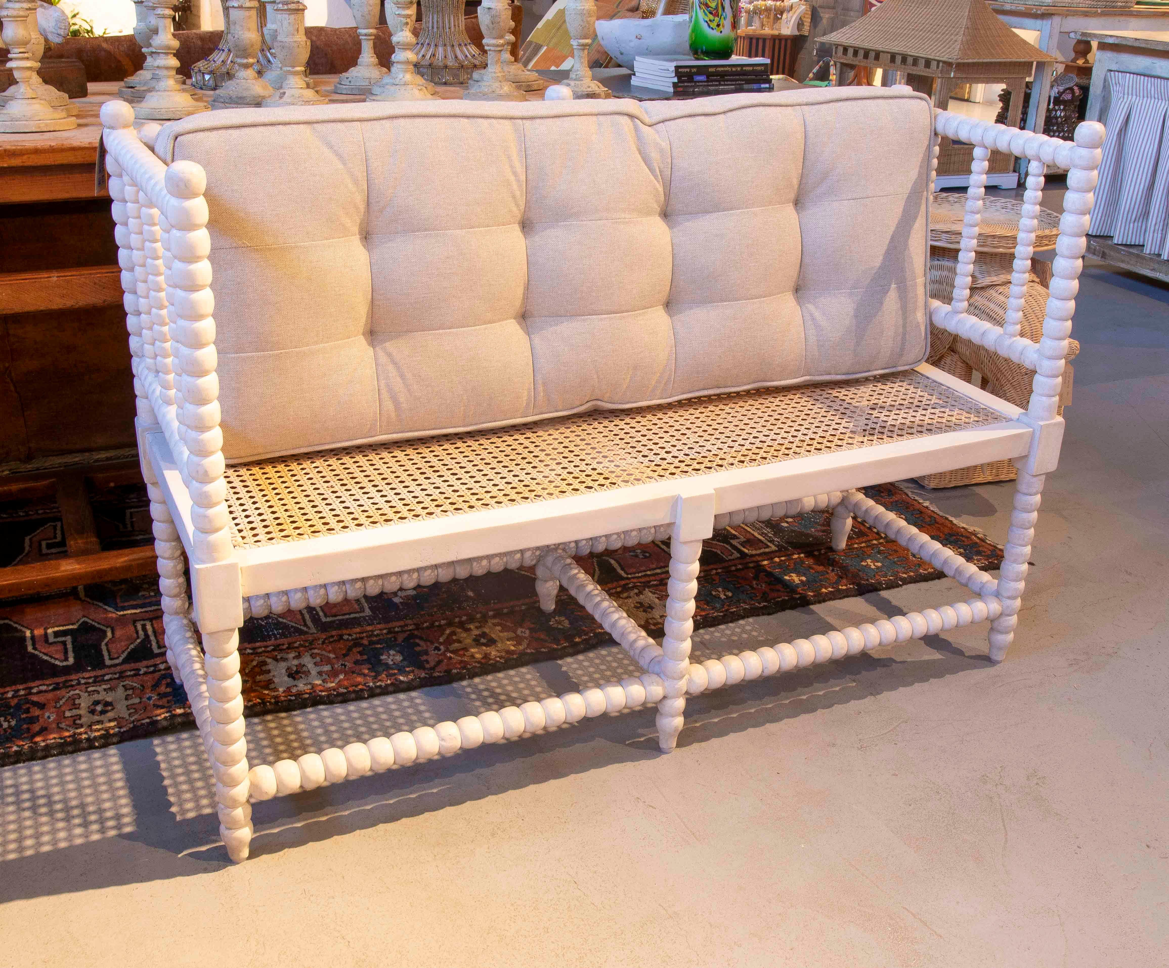 Banco de madera torneada pintada en blanco con cojín tapizado en venta 5
