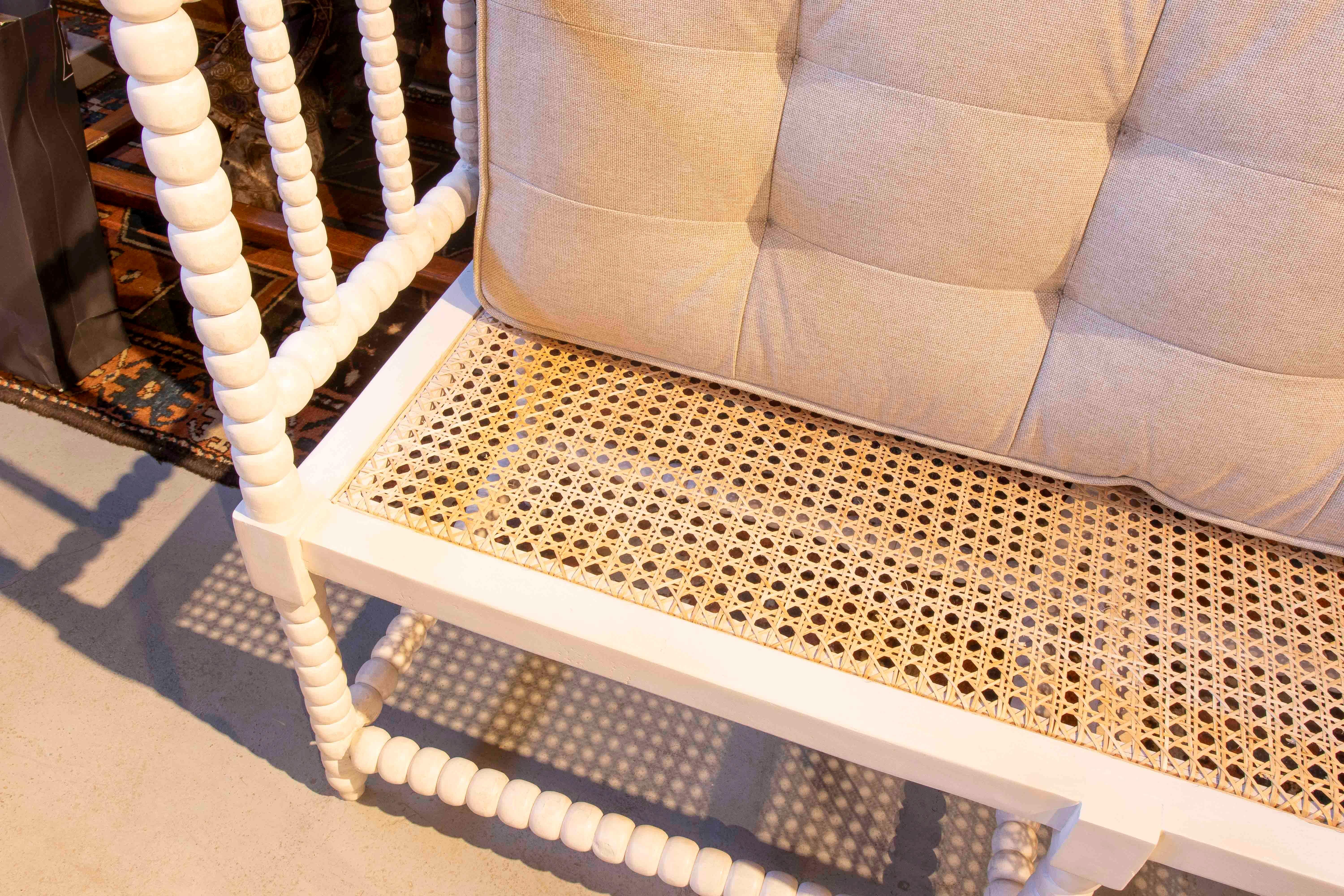 Banco de madera torneada pintada en blanco con cojín tapizado en venta 6