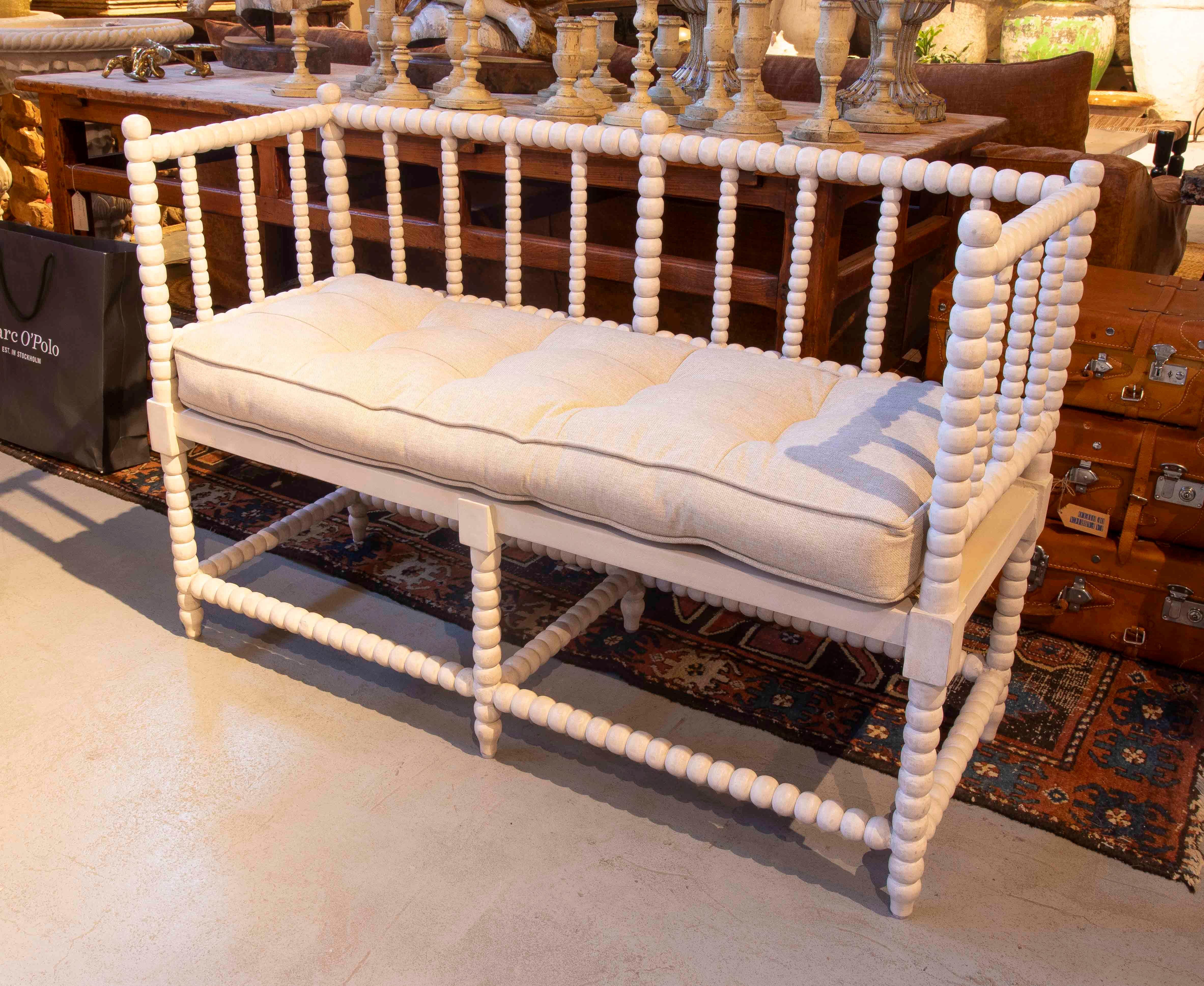 Un elegante banco de estilo clásico renovado, fabricado en madera maciza con listón de bolillos, acabado en una pintura blanca mate que resalta su textura escultural y aporta una sensación fresca y luminosa.

La estructura simétrica y envolvente,