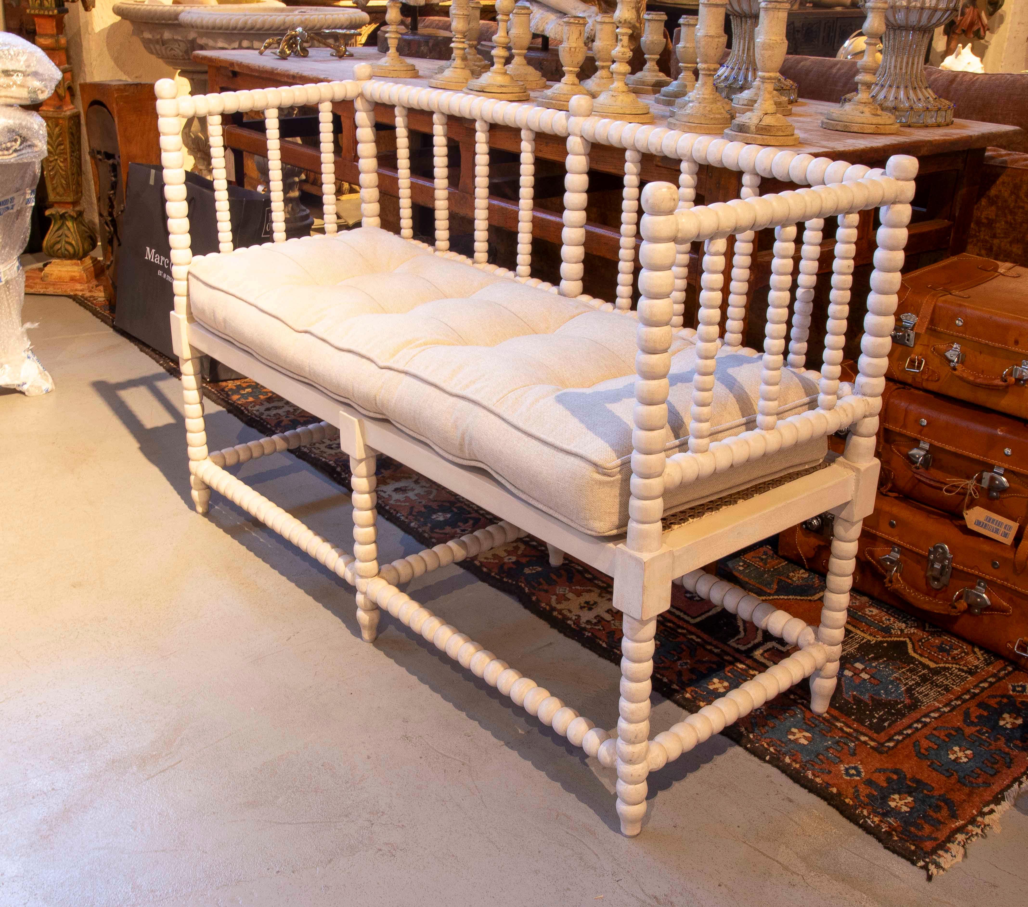 Banco de madera torneada pintada en blanco con cojín tapizado Español en venta