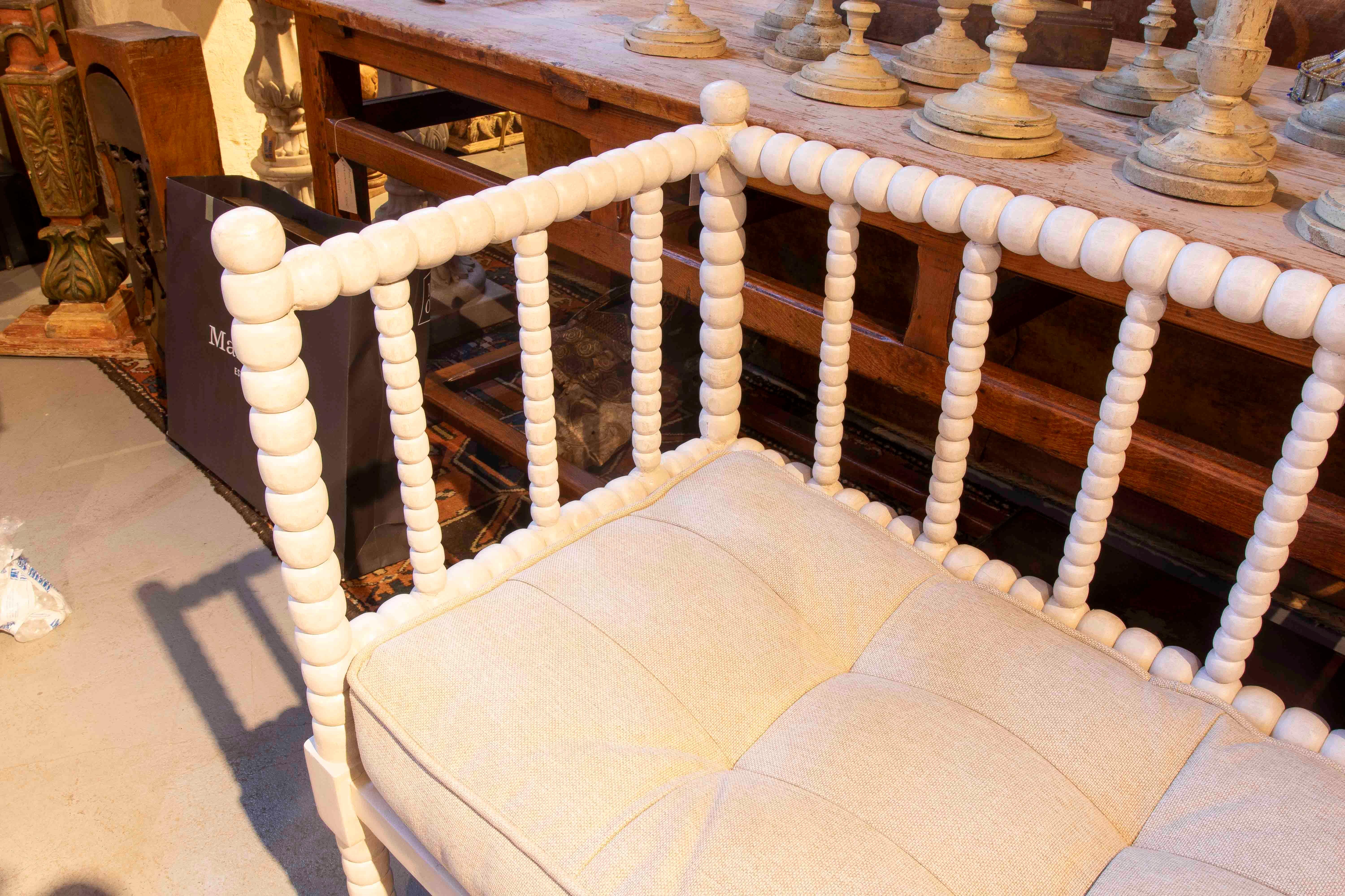 Banco de madera torneada pintada en blanco con cojín tapizado en Bueno estado para la venta en Marbella, ES