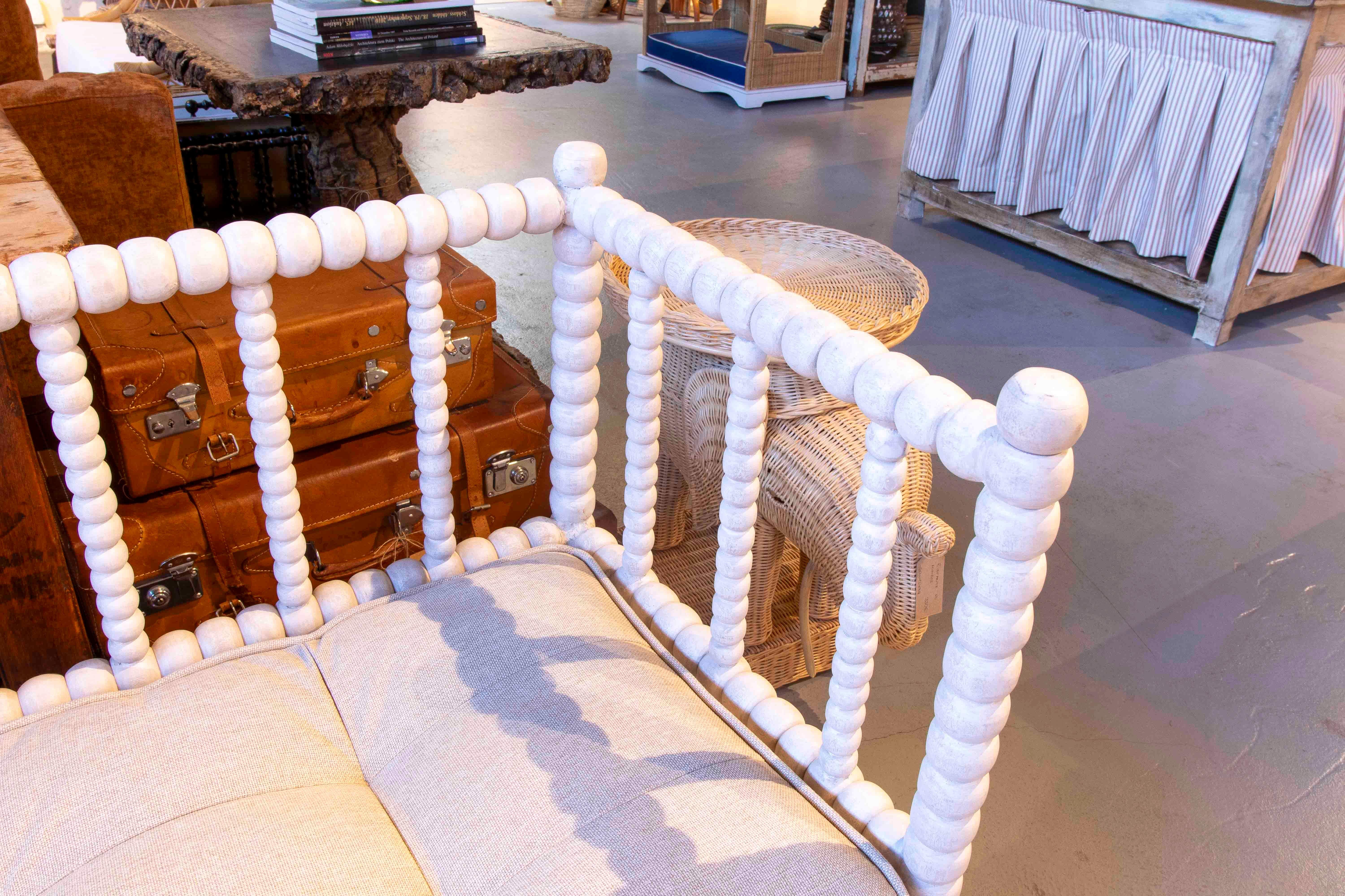 Banco de madera torneada pintada en blanco con cojín tapizado Siglo XXI y contemporáneo en venta