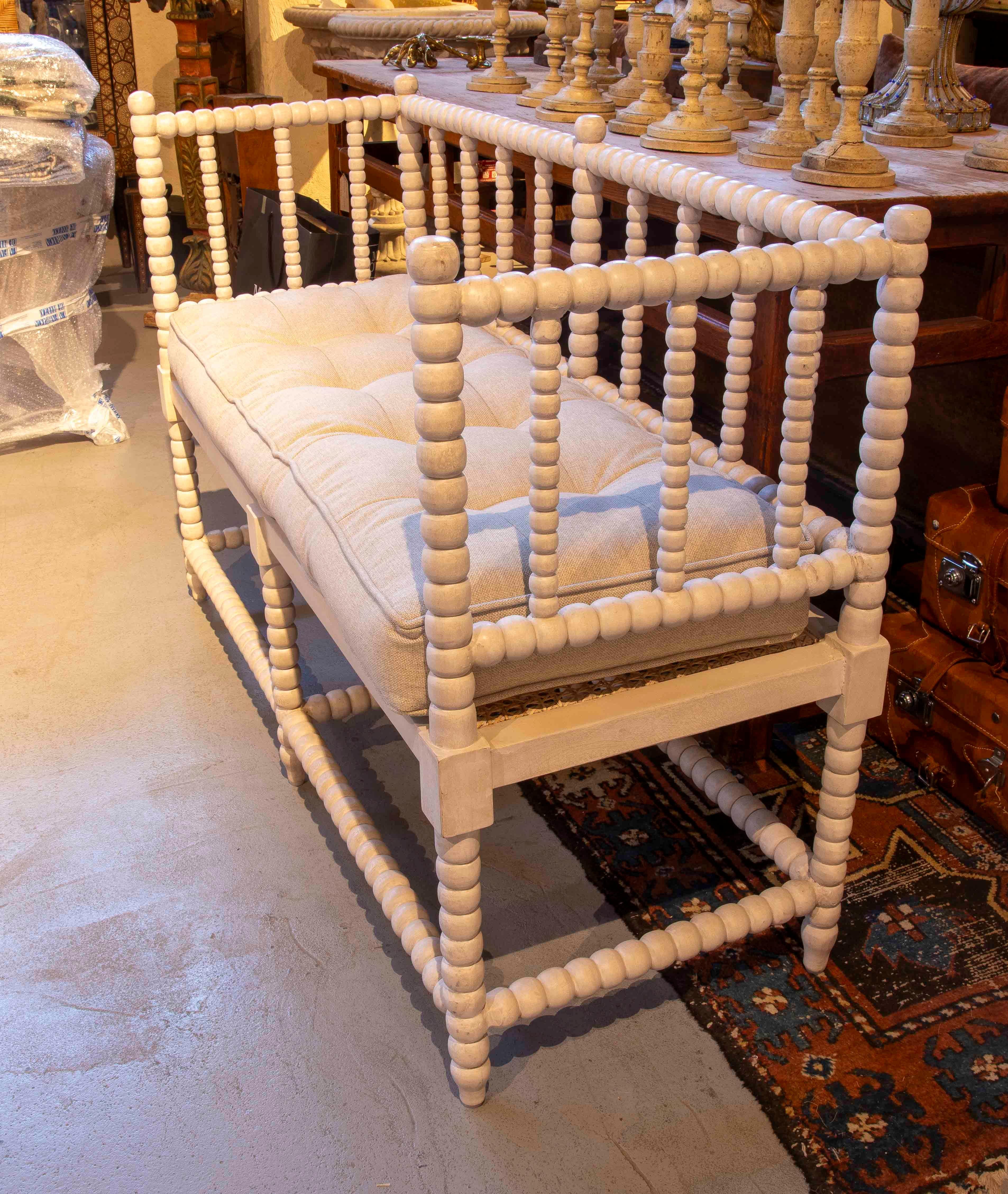 Banco de madera torneada pintada en blanco con cojín tapizado en venta 1