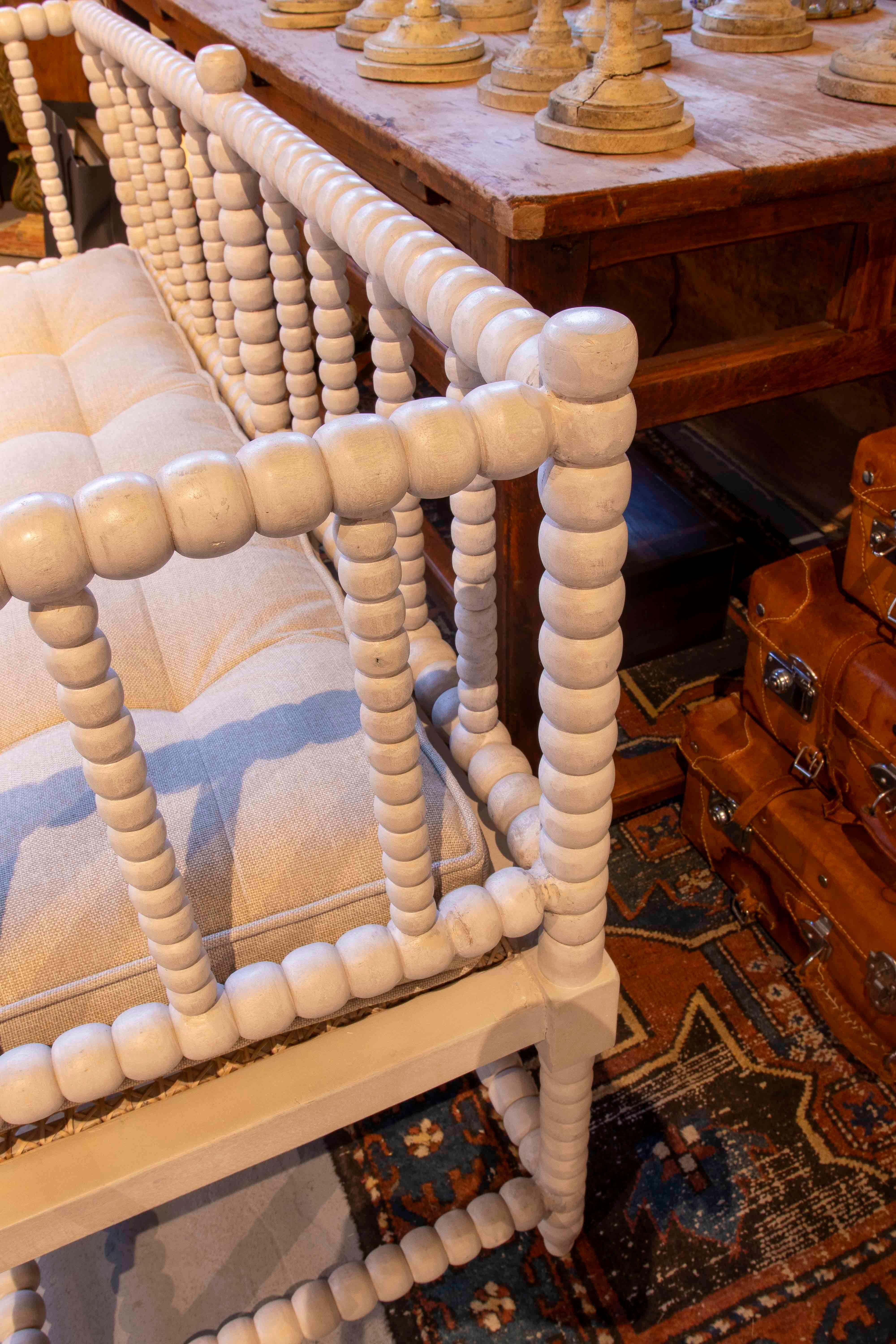 Banco de madera torneada pintada en blanco con cojín tapizado en venta 2