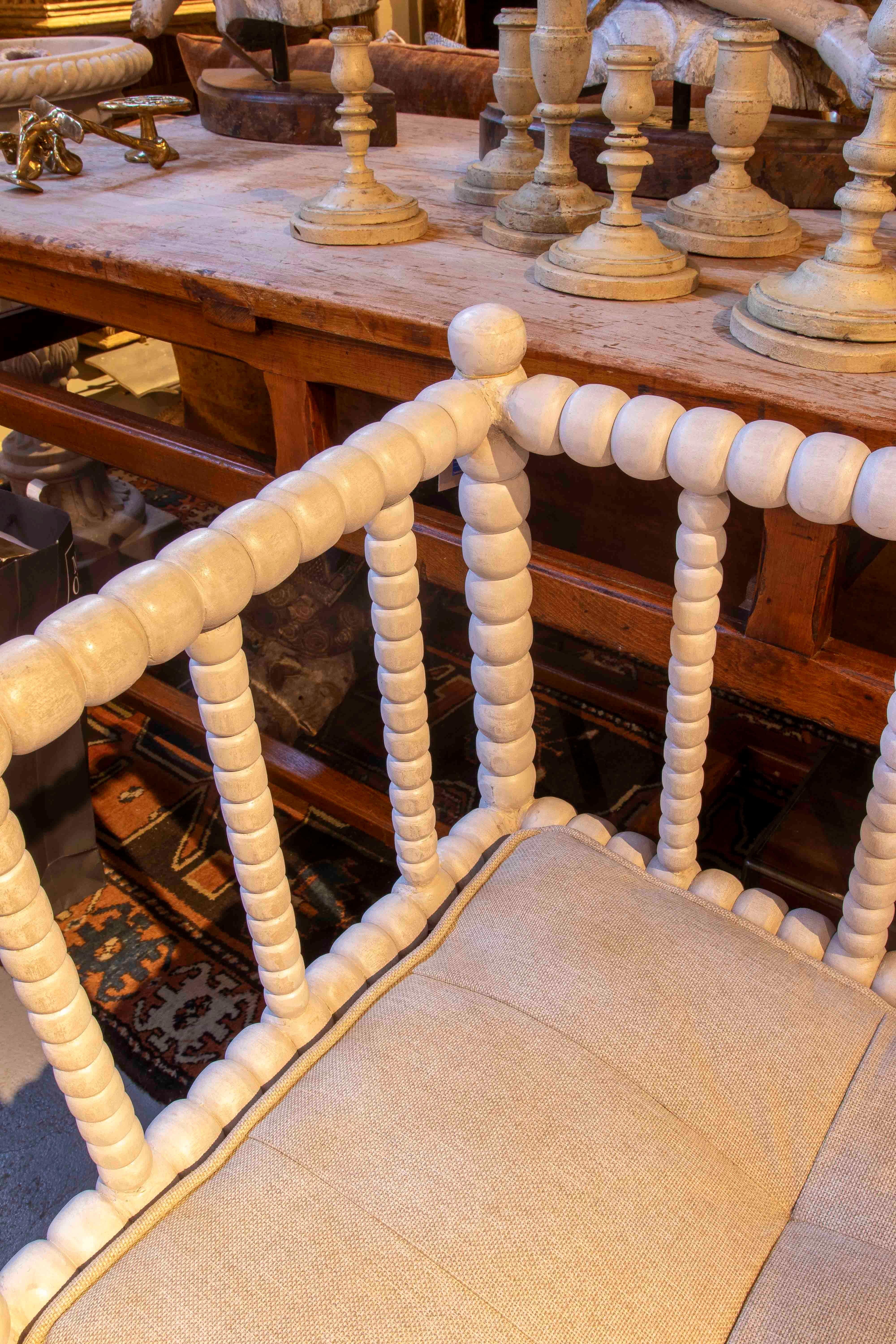 Banco de madera torneada pintada en blanco con cojín tapizado en venta 3