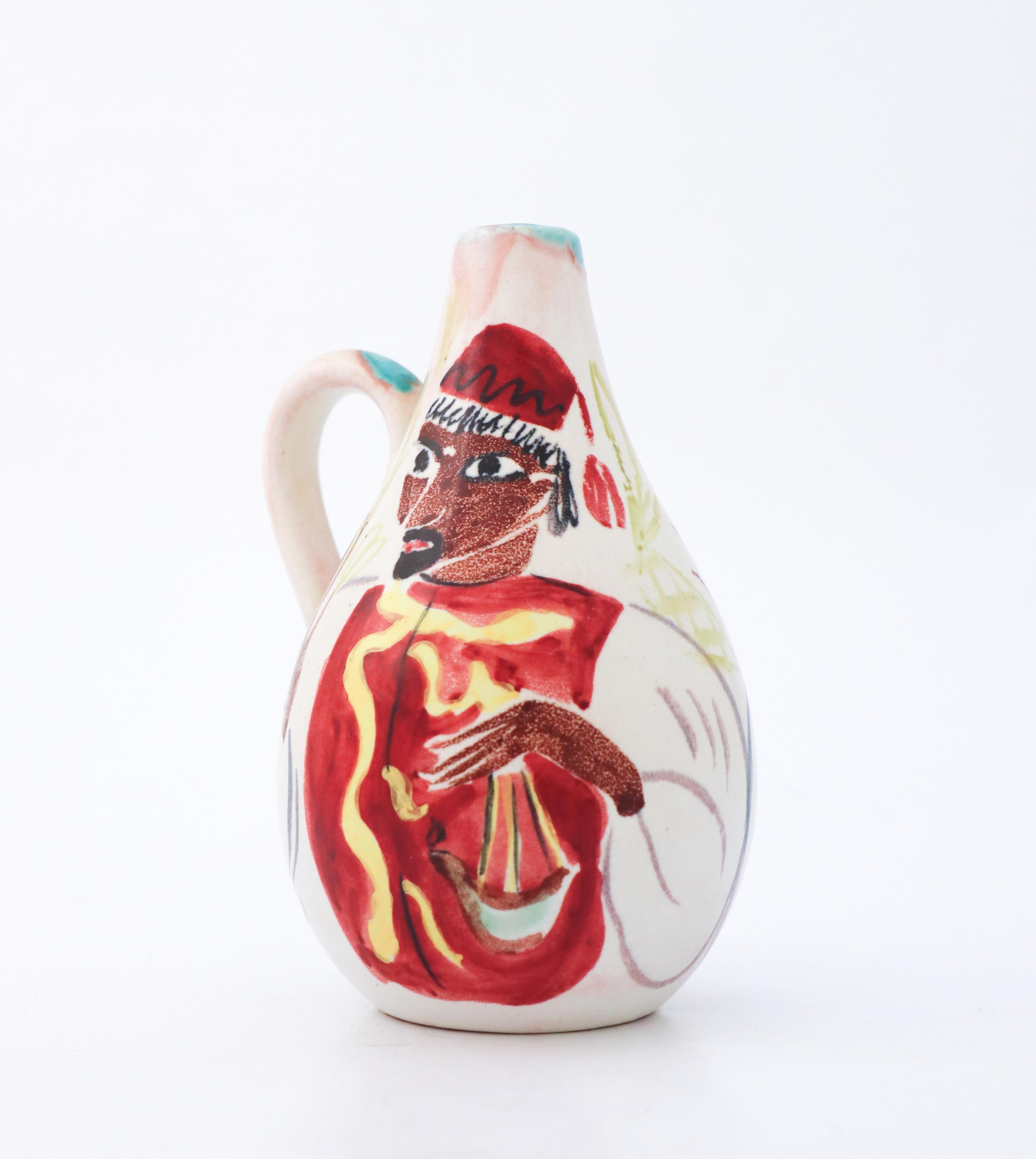 Eine schöne weiße Vase, die von Carl-Harry Stålhane in Rörstrand entworfen wurde. Sie ist 17 cm hoch und in ausgezeichnetem Zustand, abgesehen von einigen kleinen Kratzern und zwei kleinen Glasurrissen am Henkel. Diese Vase ist ein Unikat.