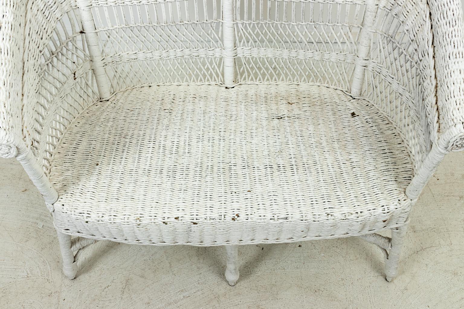 White Painted Wicker Settee In Good Condition For Sale In Stamford, CT