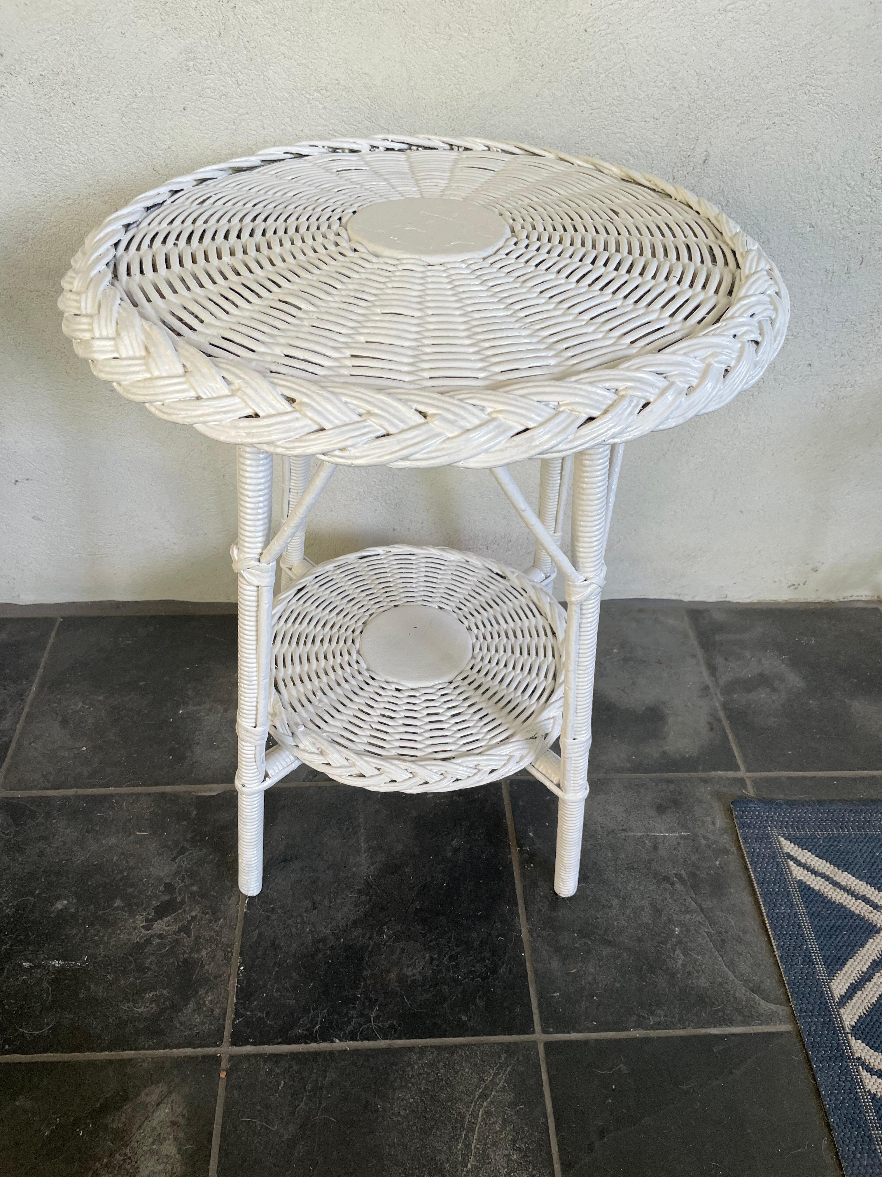 Américain Table d'appoint en osier peint en blanc en vente