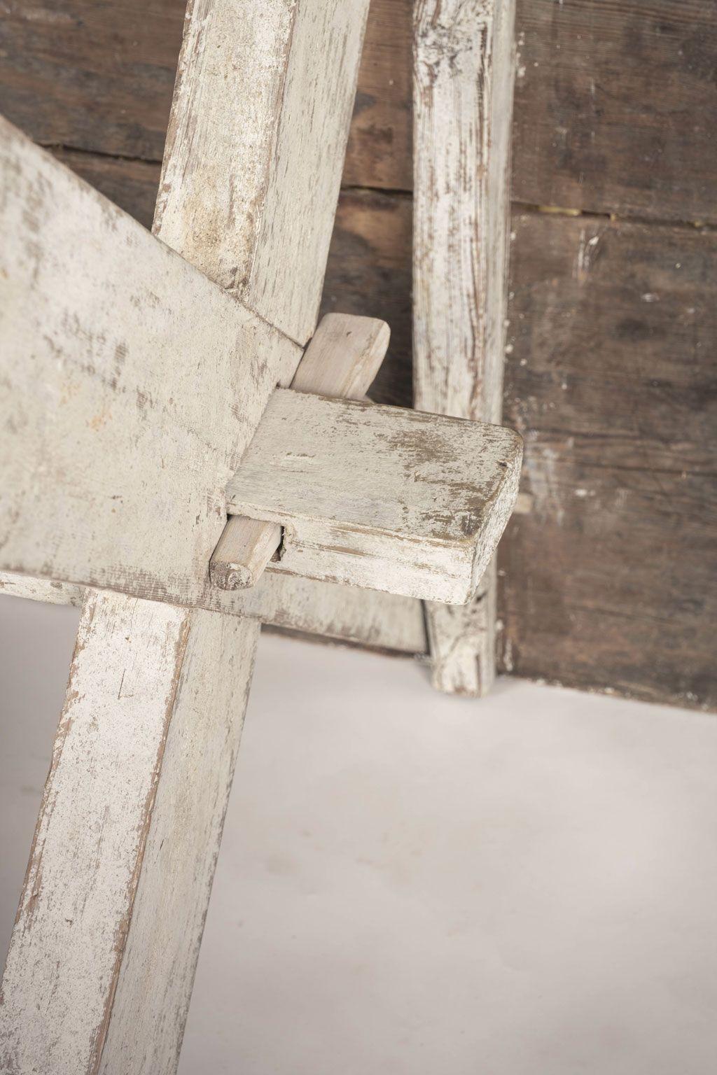 Table de salle à manger suédoise à pieds en X peinte en blanc en vente 7