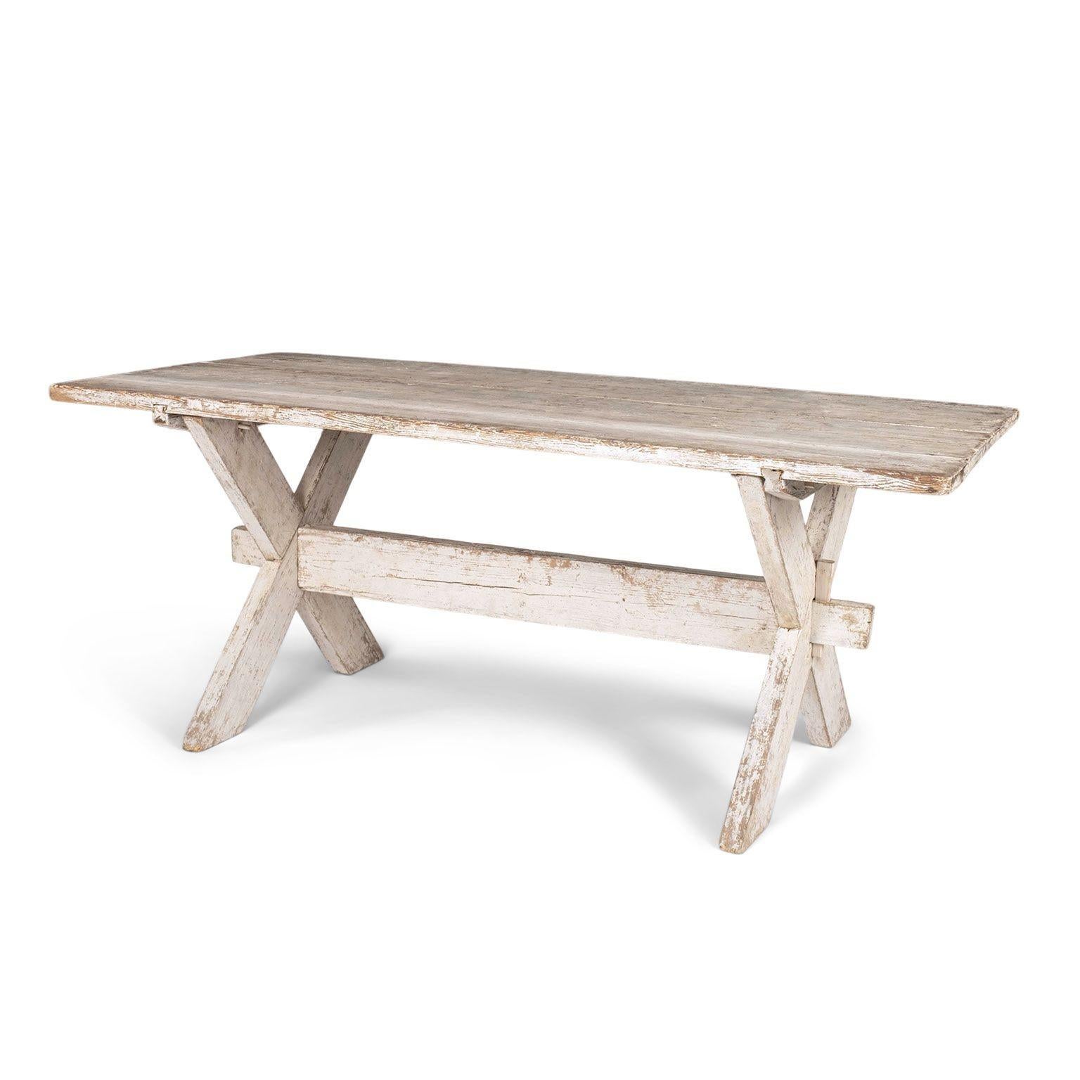 Suédois Table de salle à manger suédoise à pieds en X peinte en blanc en vente