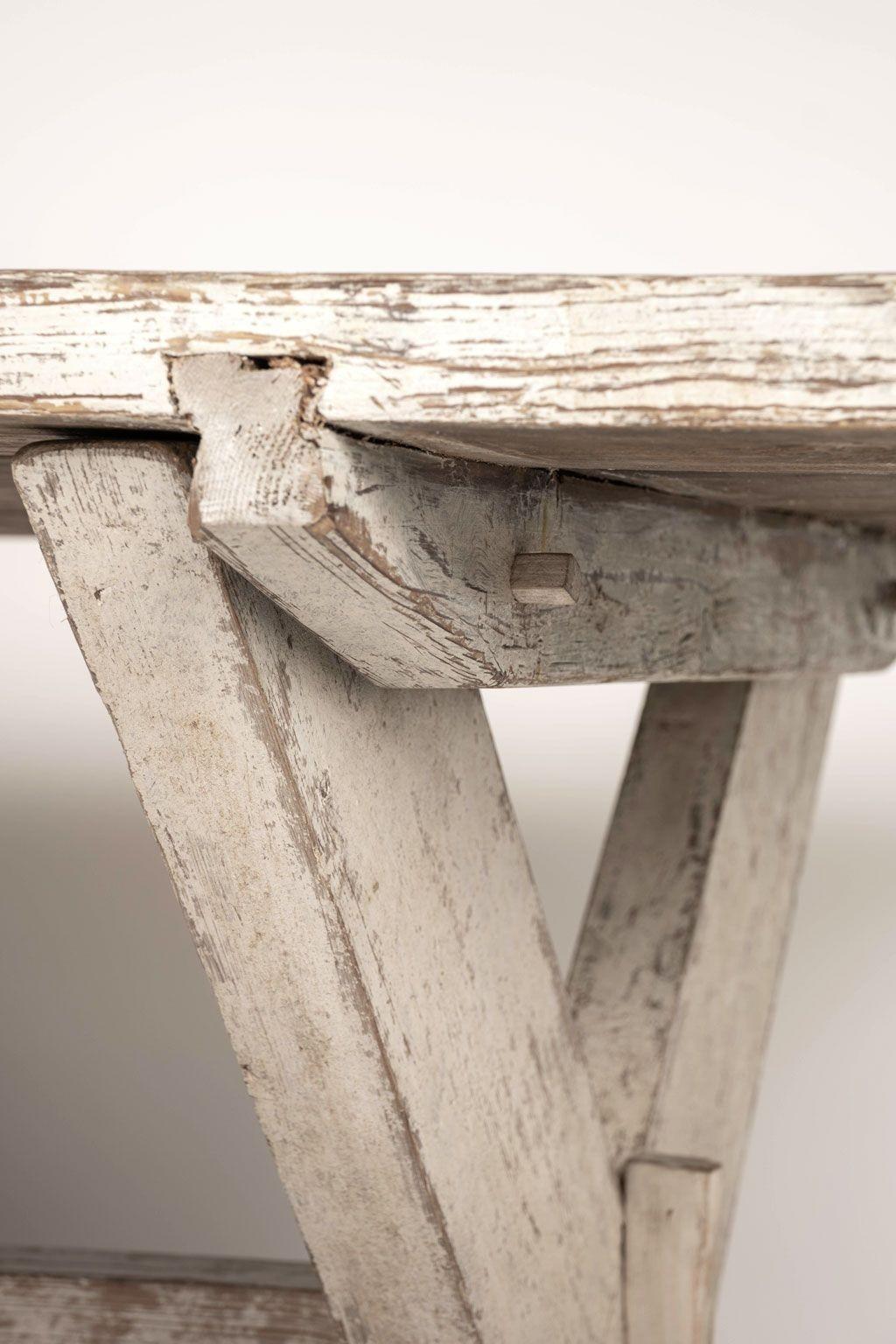 Sculpté à la main Table de salle à manger suédoise à pieds en X peinte en blanc en vente