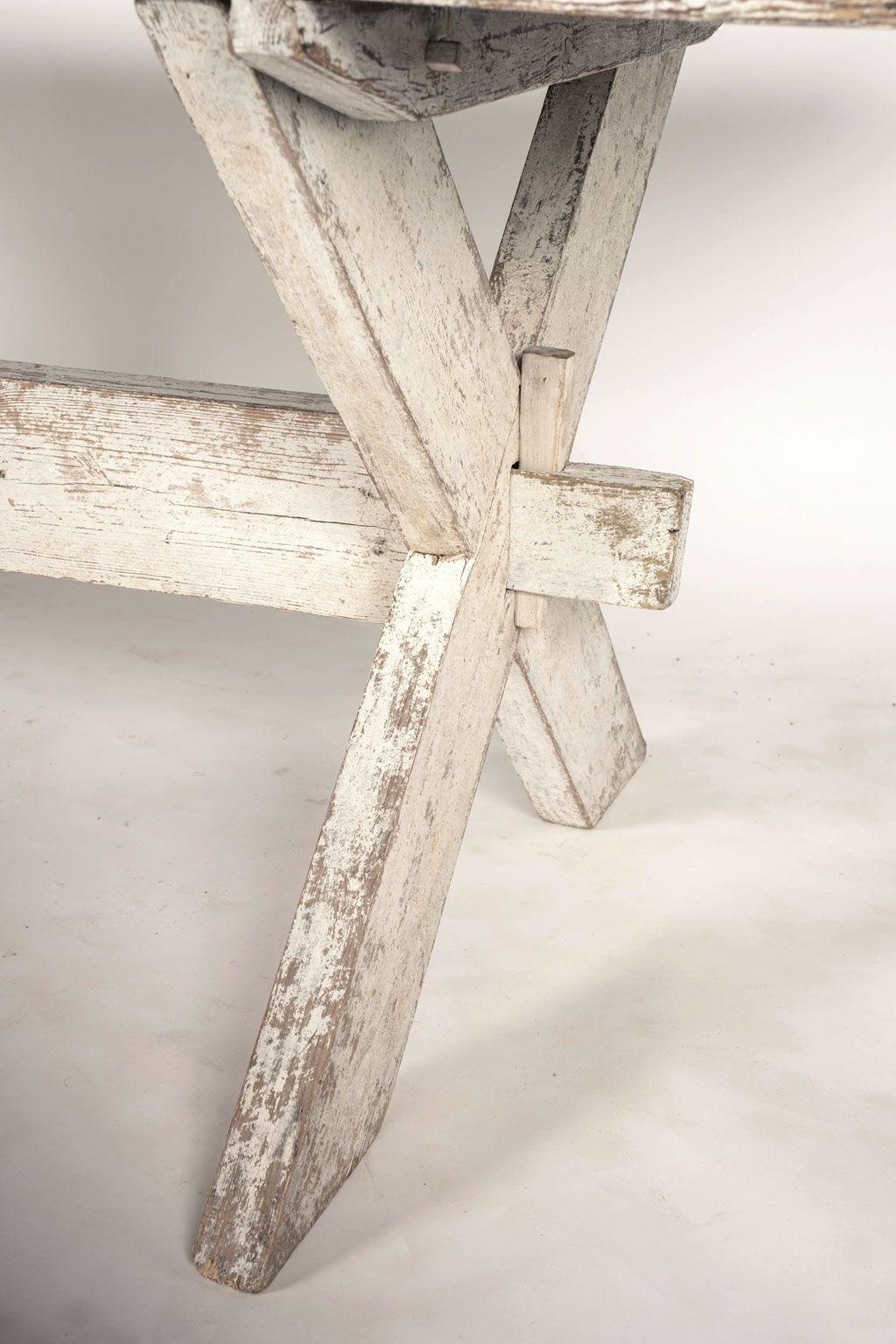 Table de salle à manger suédoise à pieds en X peinte en blanc Bon état - En vente à Houston, TX