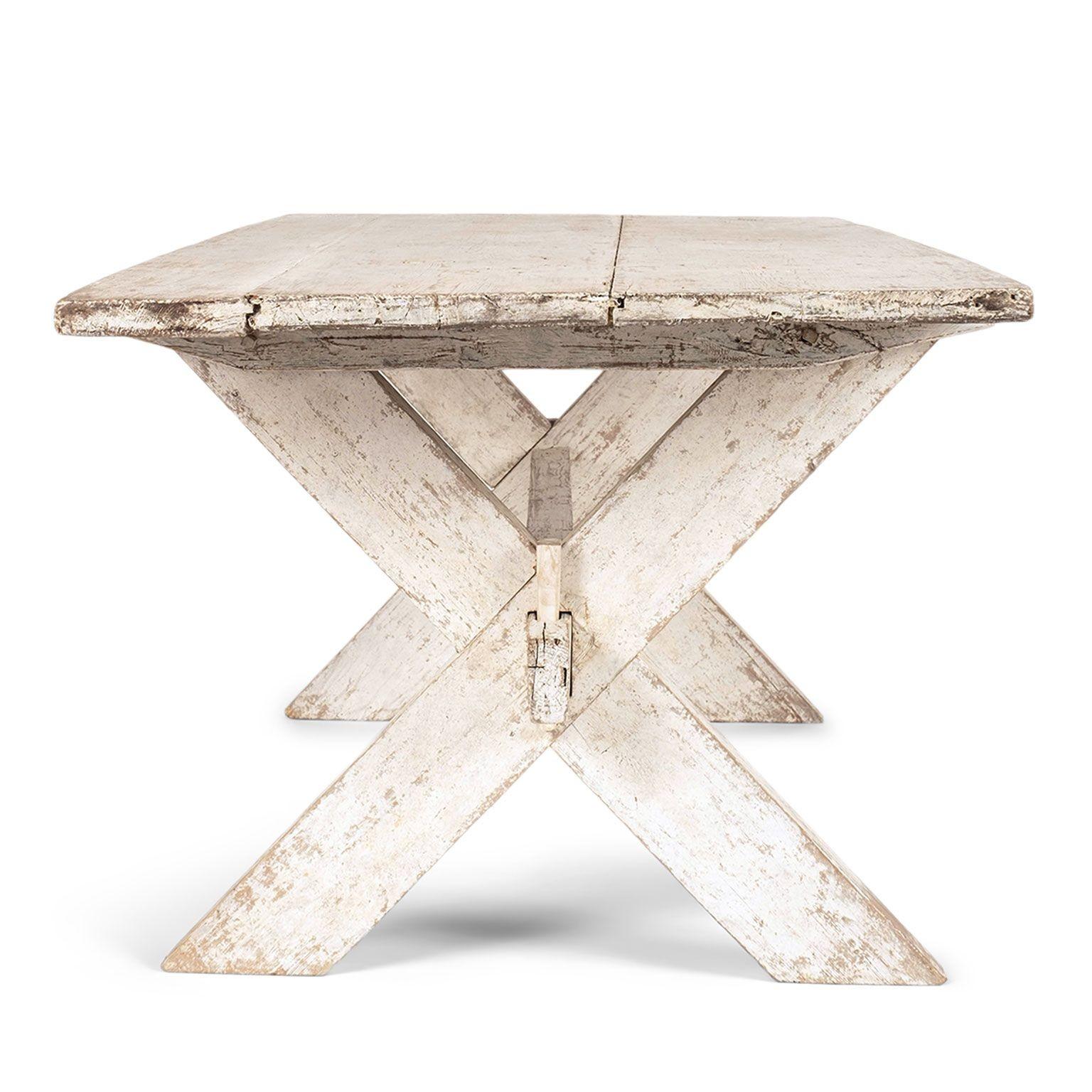 Table de salle à manger suédoise à pieds en X peinte en blanc en vente 1
