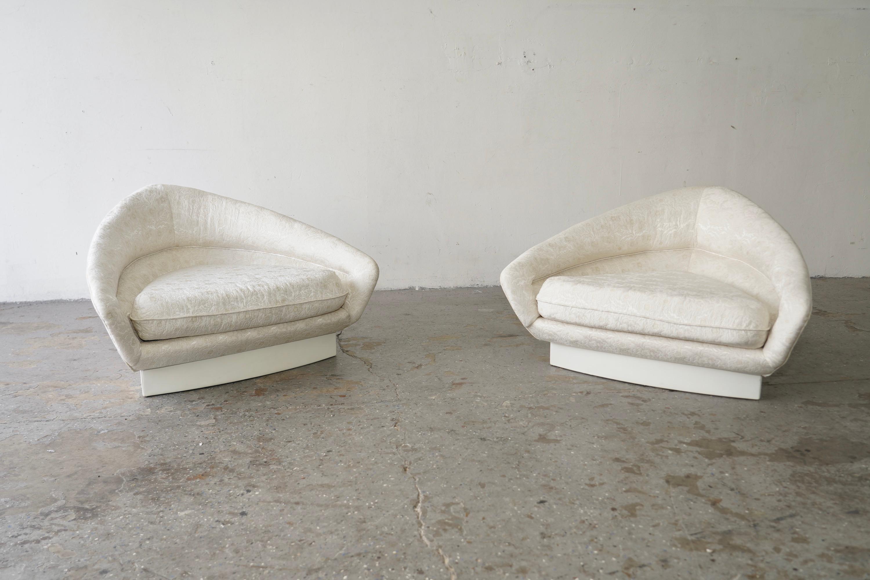 Sehr schwer zu kommen und uber cool Paar Vintage Mid-Century Modern Adrian Pearsall Triangle Lounge Chairs. Diese seltenen Stühle wurden in den 1960er Jahren von dem berühmten Adrian Pearsall entworfen und zeichnen sich durch einzigartige 