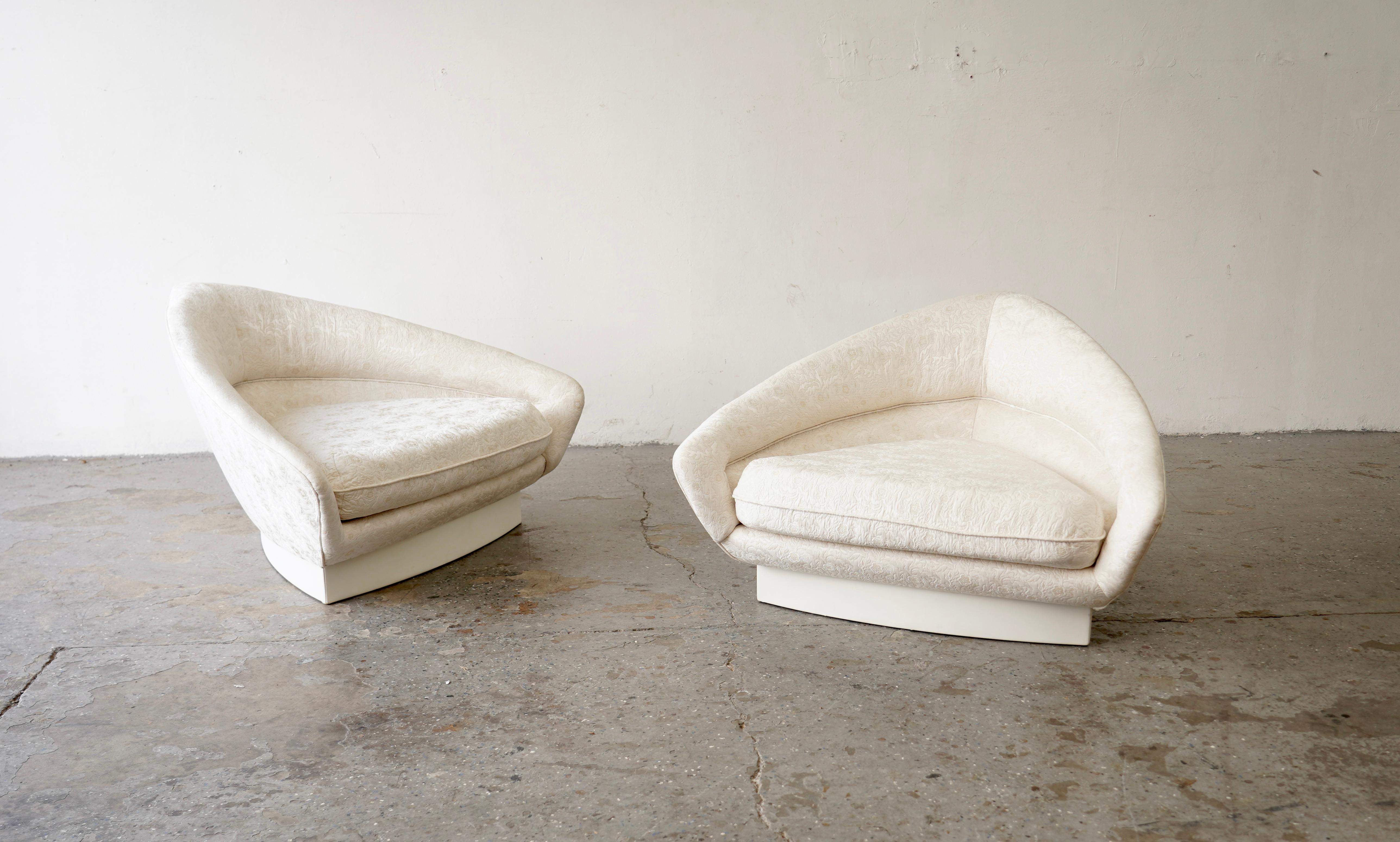 Paar weiße Adrian Pearsall-Sessel, Mid-Century/Post Modern, Weiß  Dreieckige Loungesessel im Angebot 1