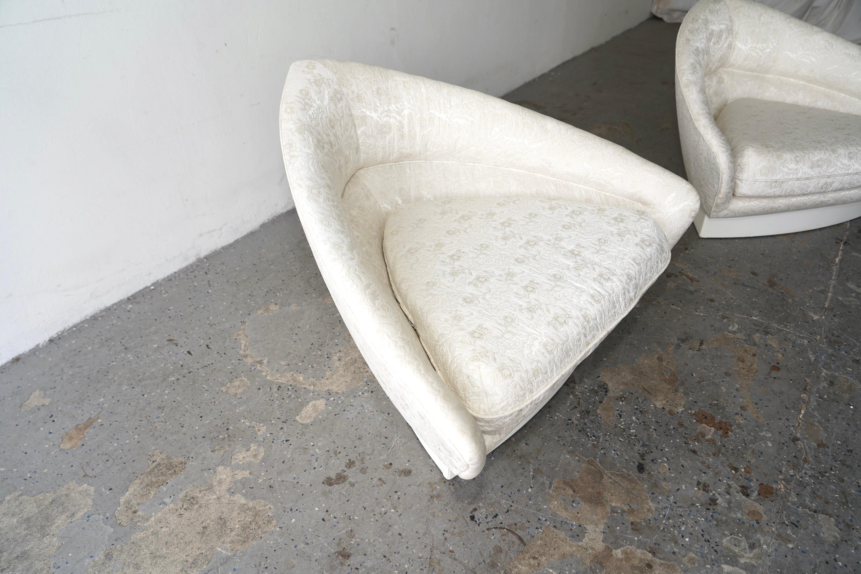 Paar weiße Adrian Pearsall-Sessel, Mid-Century/Post Modern, Weiß  Dreieckige Loungesessel im Angebot 2