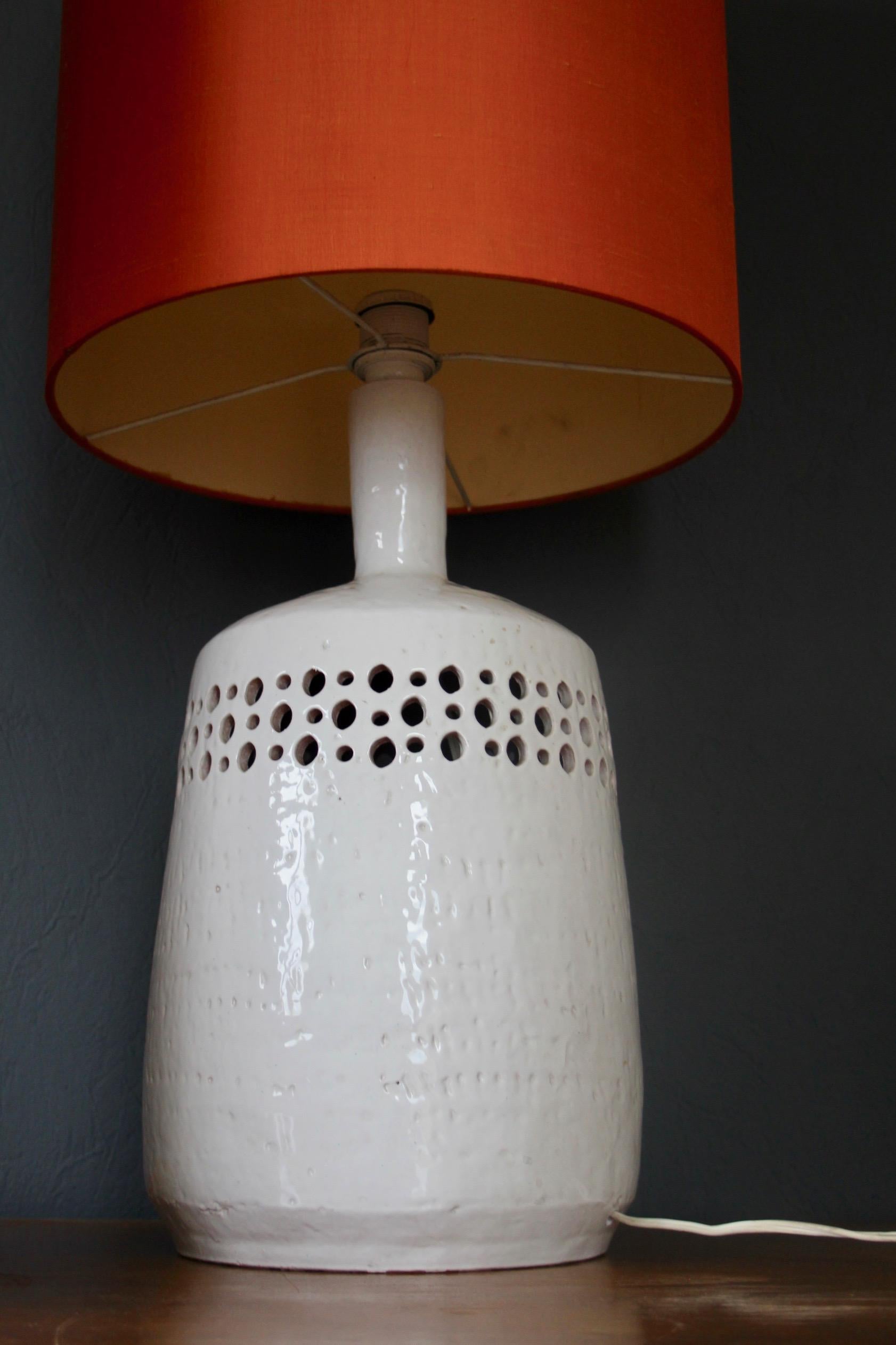White Pair of Ceramic Table Lamp For Sale 5