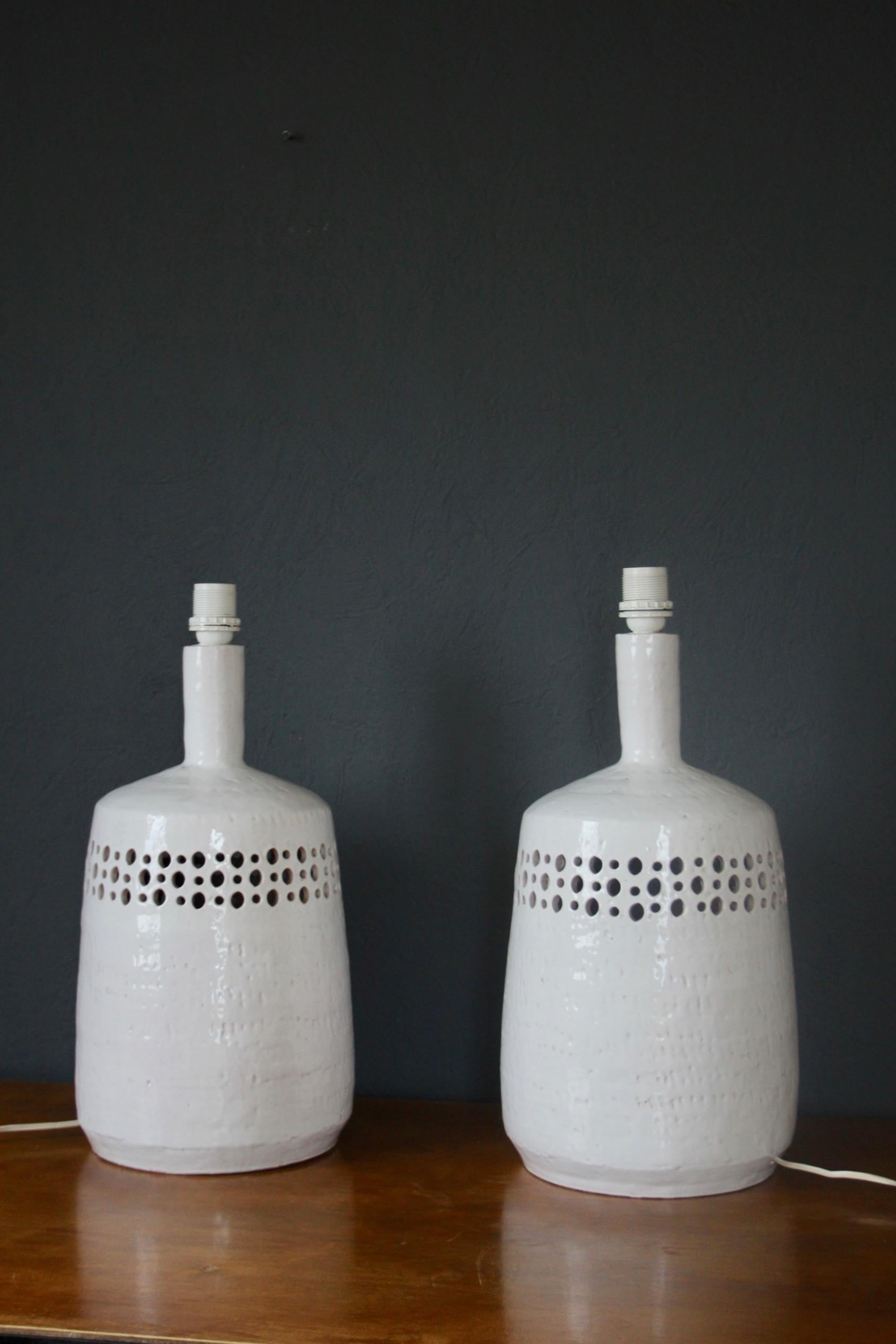 Weißes Paar Keramik-Tischlampen im Angebot 6