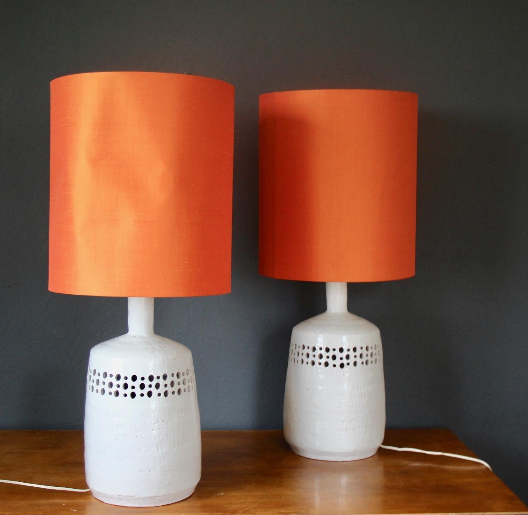 Weißes Paar Keramik-Tischlampen (Europäisch) im Angebot