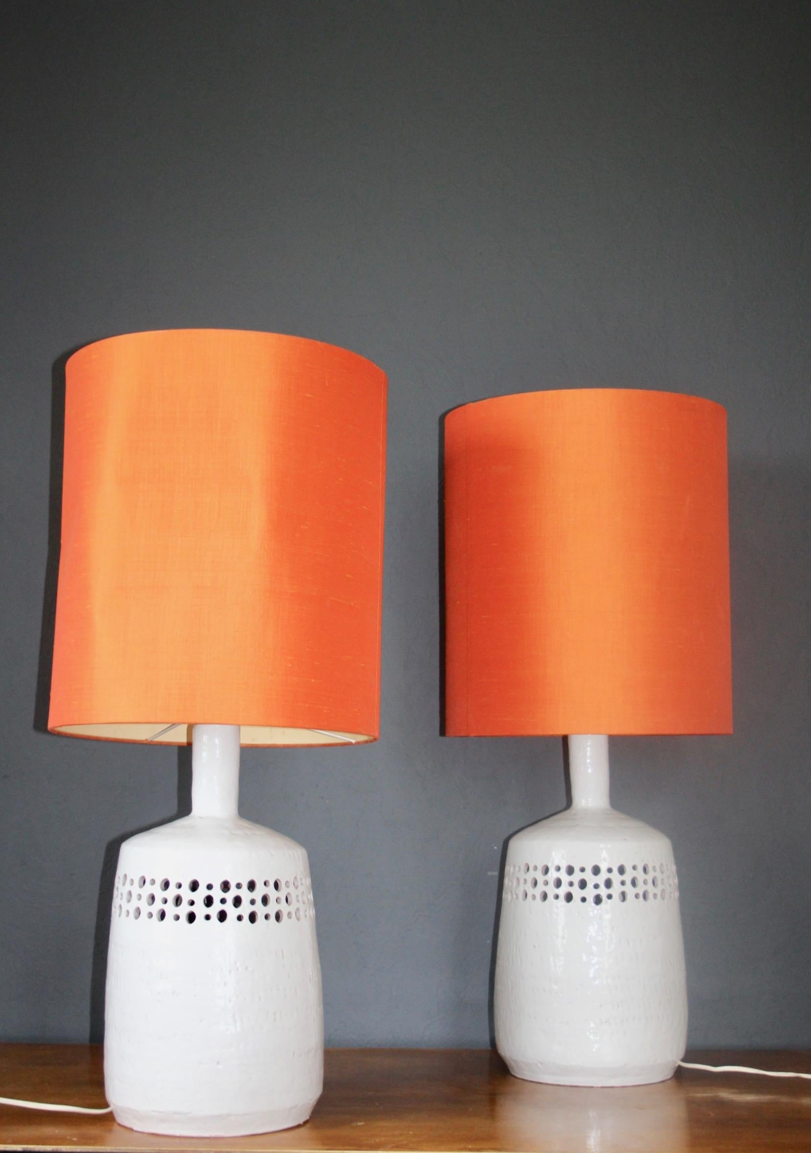 White Pair of Ceramic Table Lamp In Good Condition For Sale In grand Lancy, CH