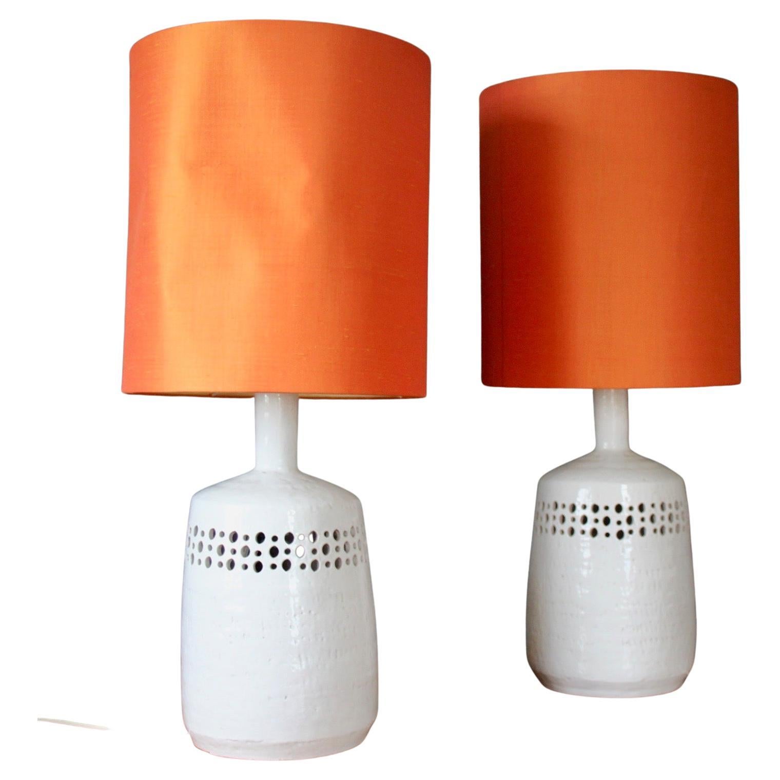 White Pair of Ceramic Table Lamp For Sale