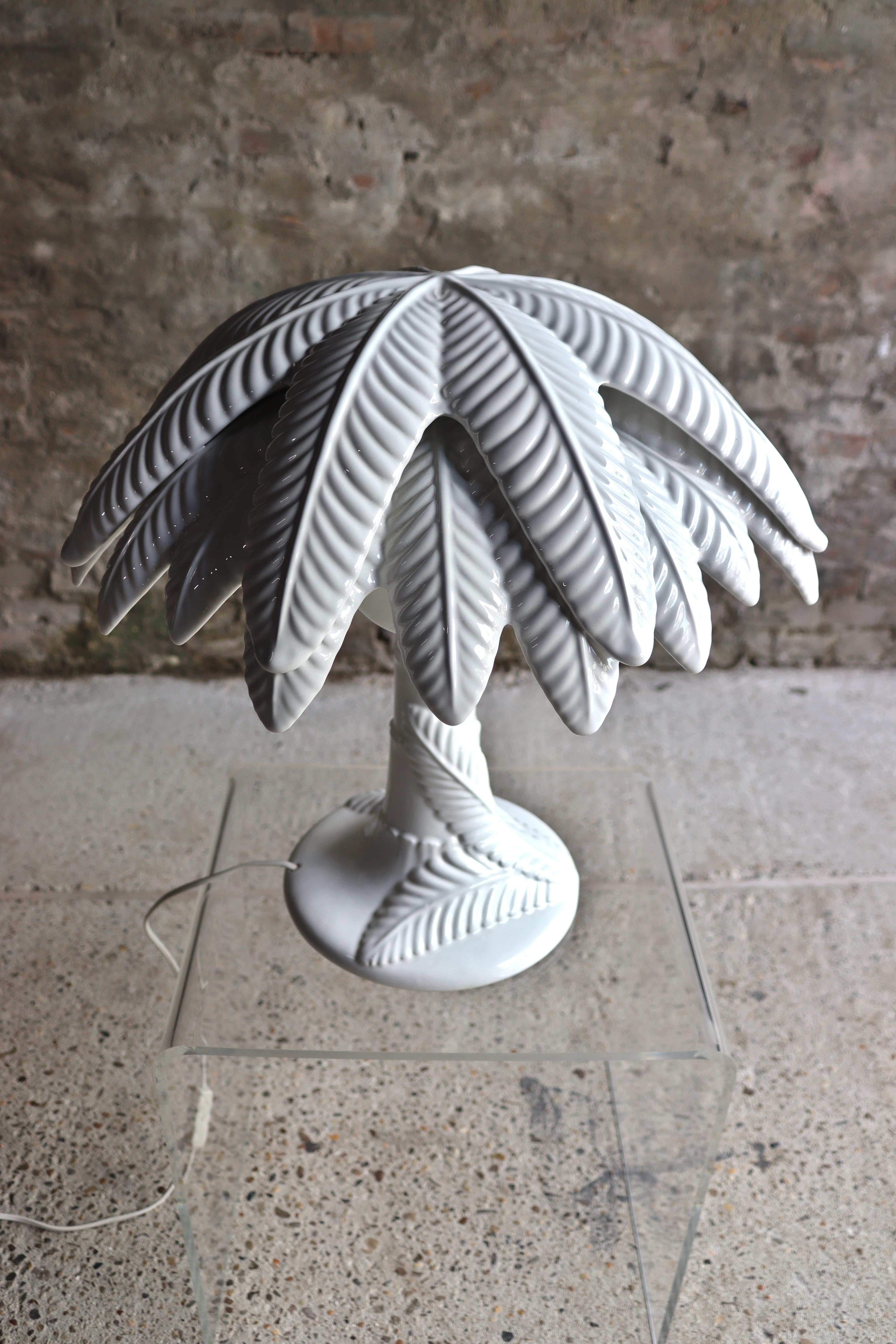 Weißer Palmenbaum - Tischlampe - Keramik - Metall - Italien - 1970er im Zustand „Gut“ im Angebot in NIEUWKUIJK, NB