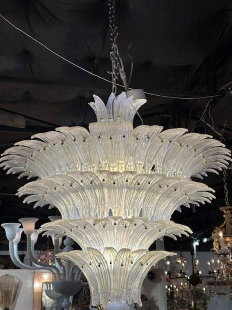 italien Lustre en verre de Murano blanc Palmette en vente