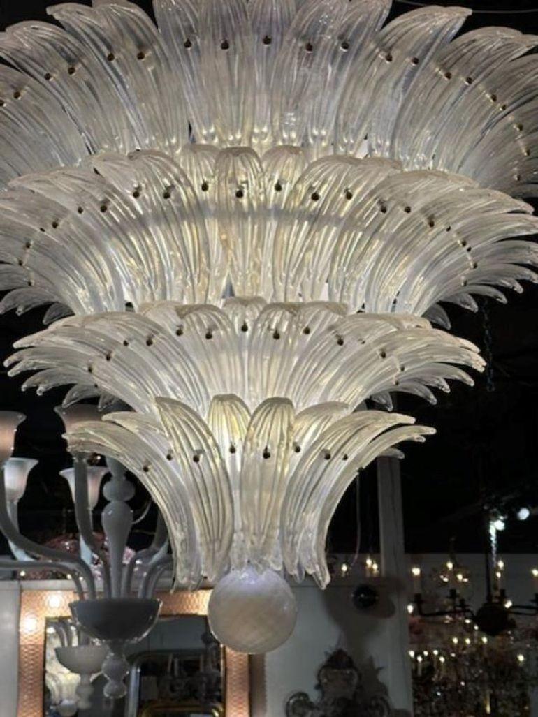 Lustre en verre de Murano blanc Palmette Bon état - En vente à Dallas, TX