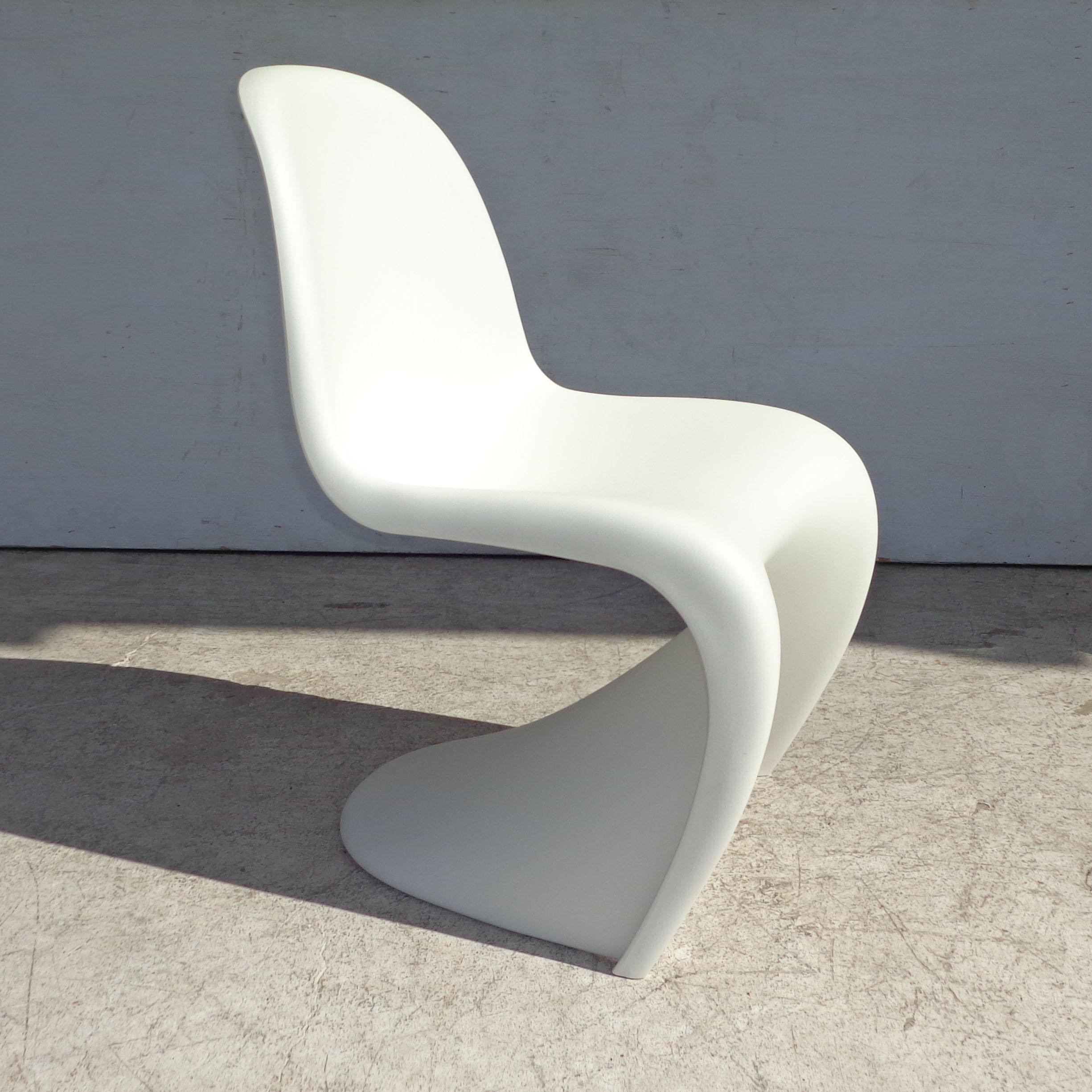 Weißer Panton-Stuhl von Verner Panton für Vitra mit Beistellhocker

Der dänische Designer Verner Panton war fasziniert von den Möglichkeiten des Kunststoffs und entwarf den ersten spritzgegossenen Stuhl, der 1967 von Vitra für Herman Miller
