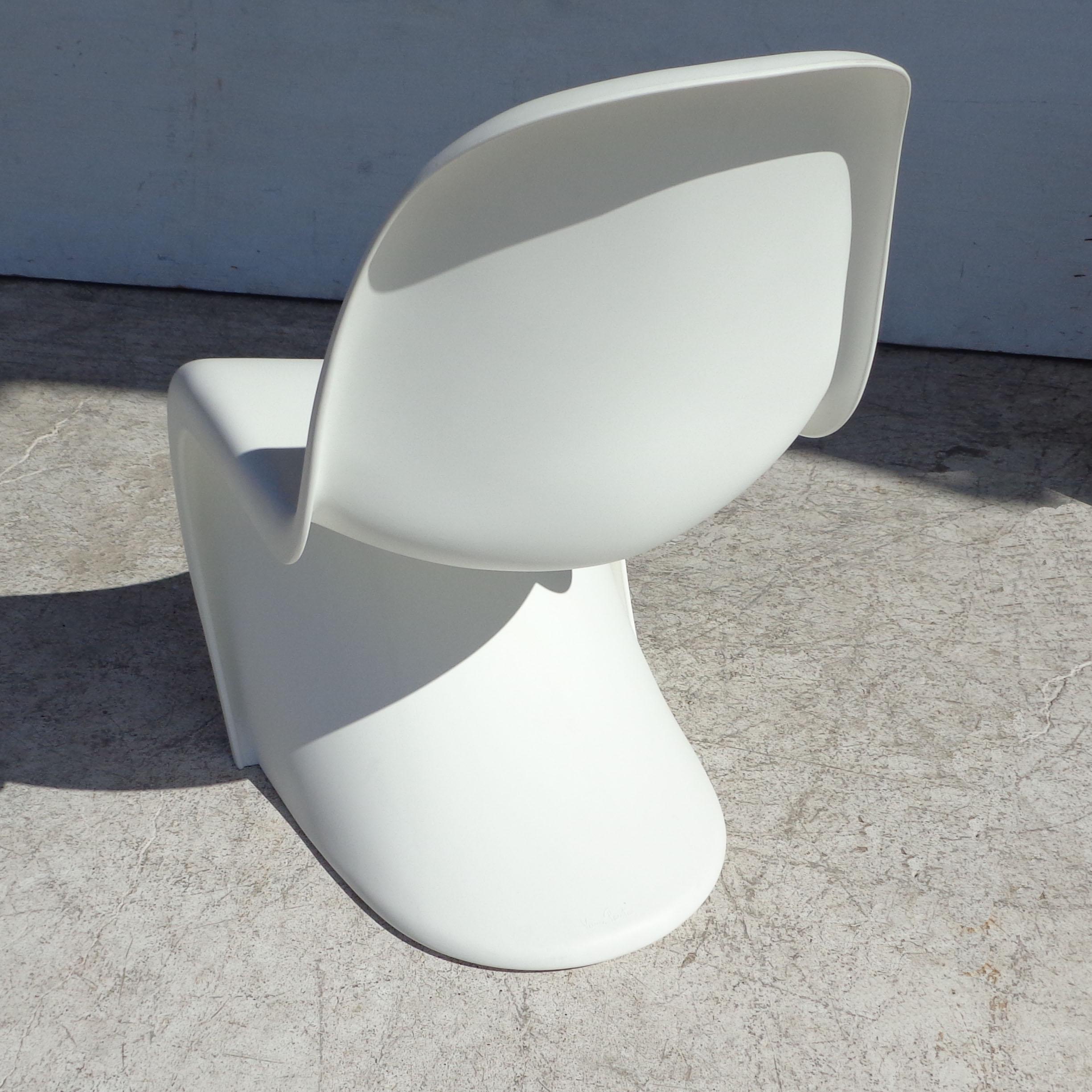 Weißer Panton-Stuhl von Verner Panton für Vitra mit seitlichem Hocker (Europäisch) im Angebot