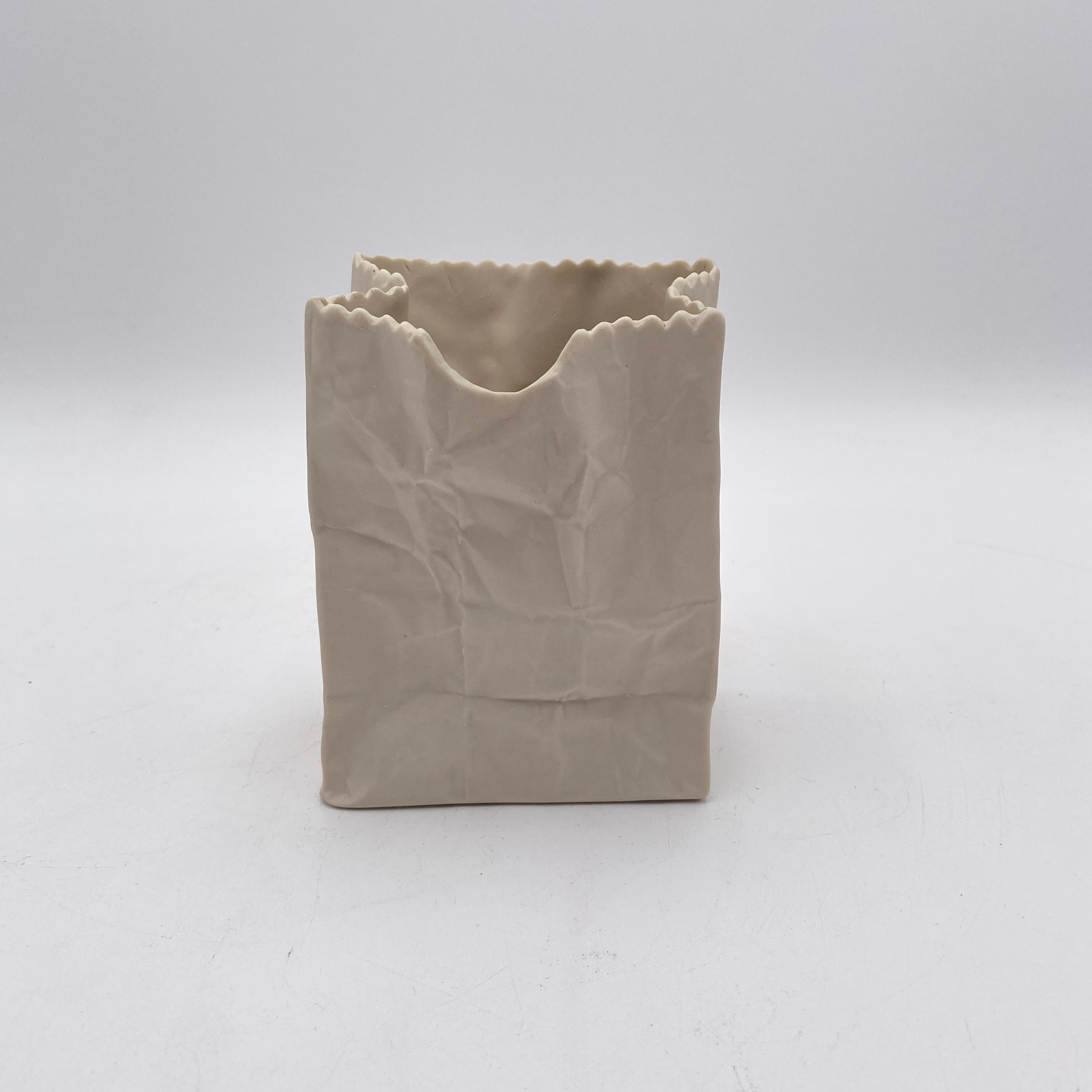 Jarrón blanco para bolsas de papel by Ceramic Illusions California Años 70 Moderno de mediados de siglo en venta