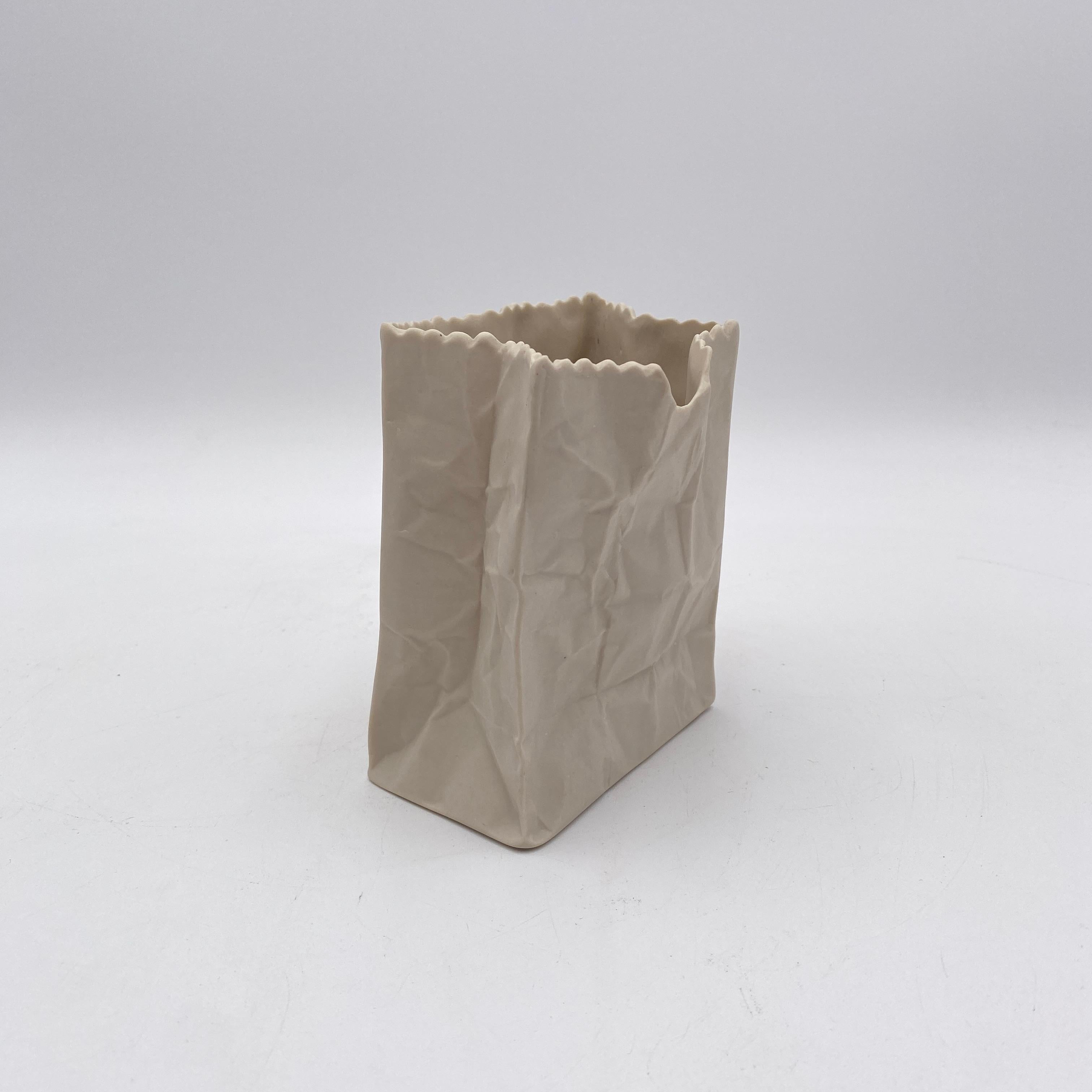 Jarrón blanco para bolsas de papel by Ceramic Illusions California Años 70 Estadounidense en venta