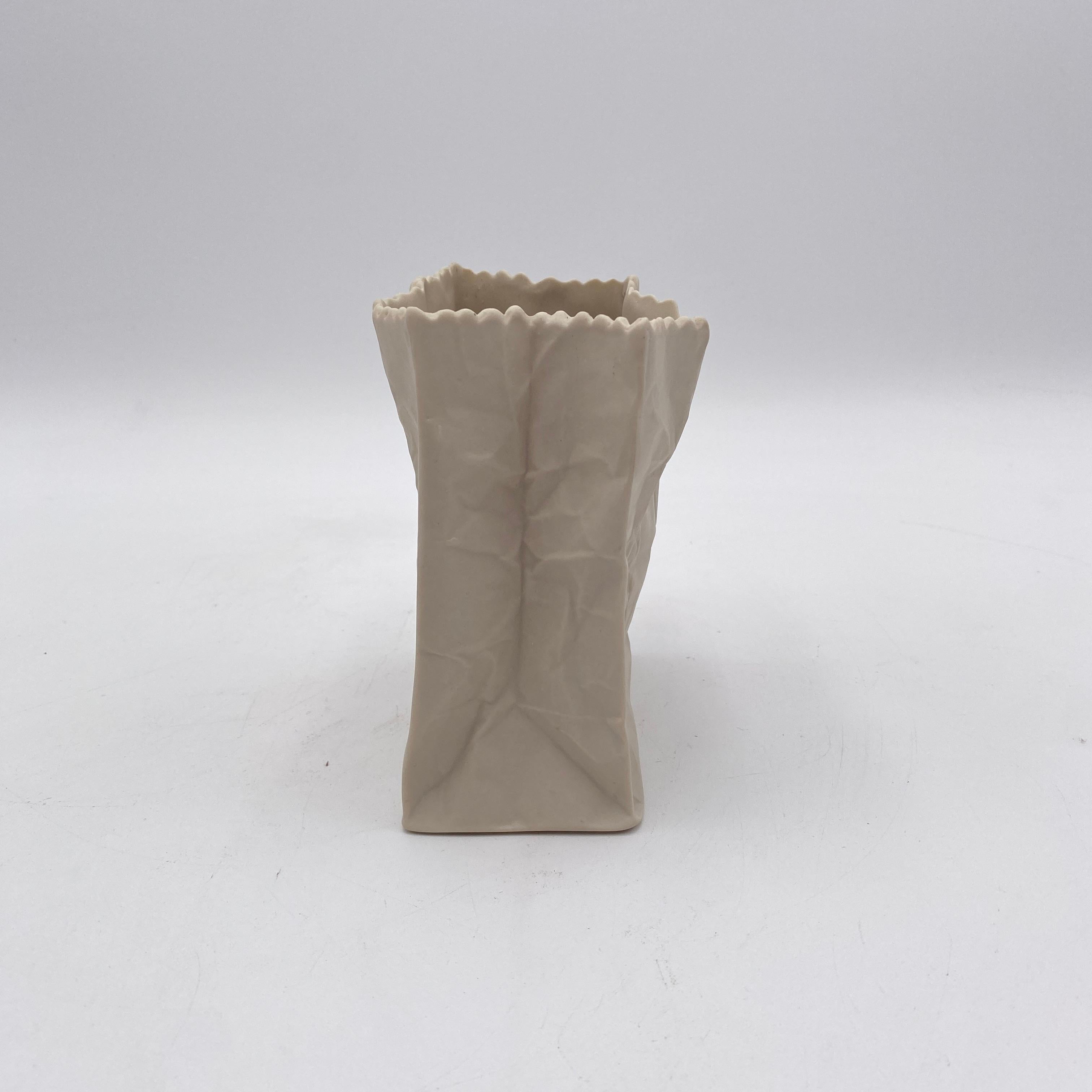 Jarrón blanco para bolsas de papel by Ceramic Illusions California Años 70 en Bueno estado para la venta en San Juan Capistrano, CA