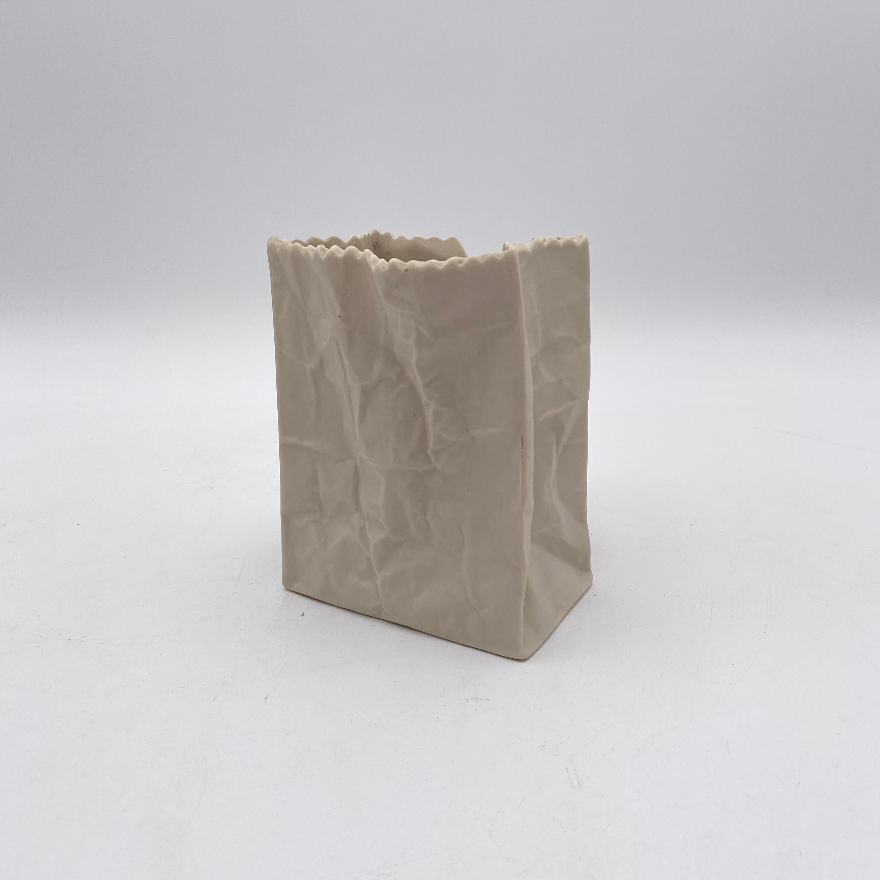 Jarrón blanco para bolsas de papel by Ceramic Illusions California Años 70 finales del siglo XX en venta