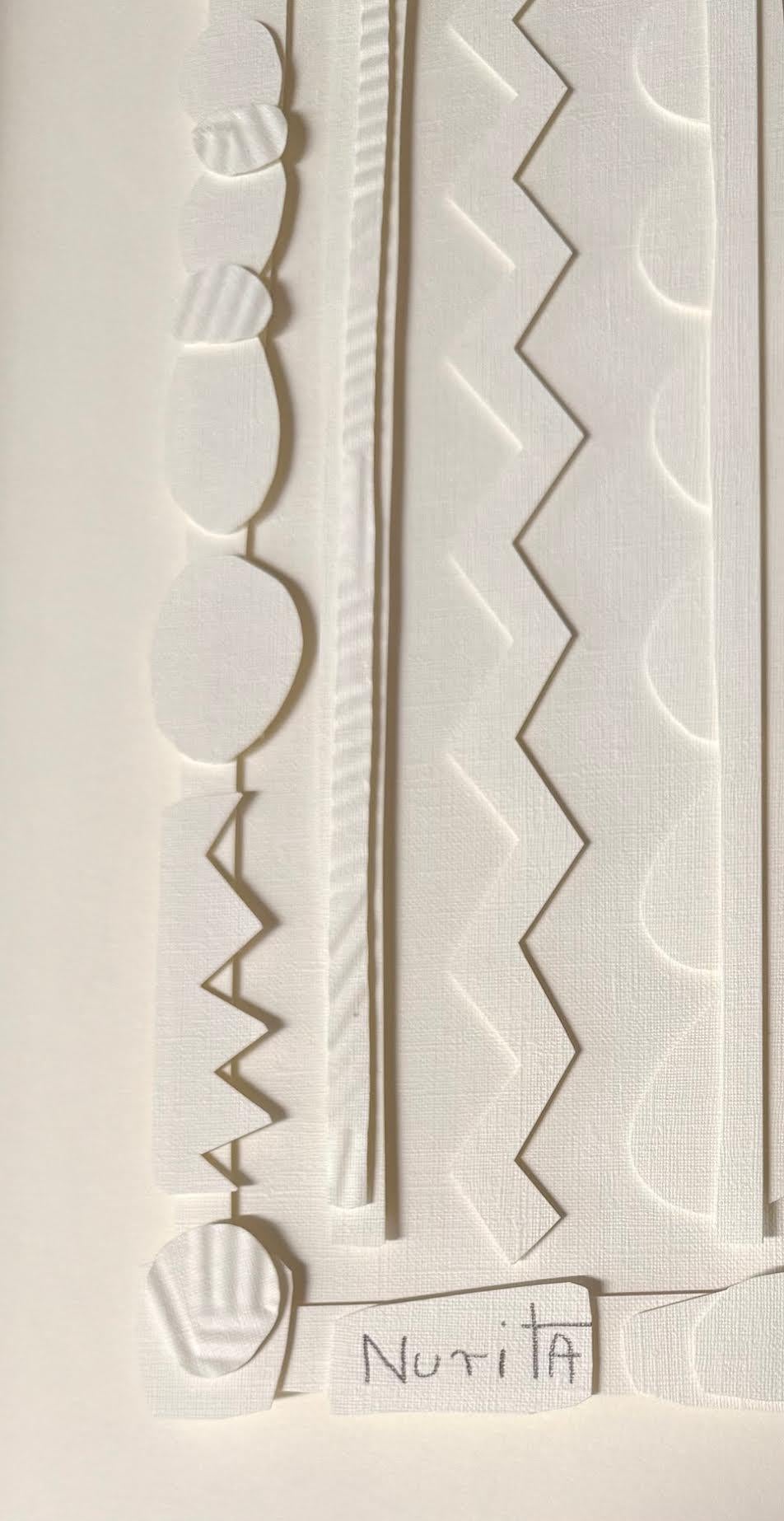 Collage de recortes de papel blanco sobre blanco.
Marco de madera blanca.
La artista Nurit Amdur crea recortes de papel y collages que giran en torno al viaje de transición y a convertir algo en 