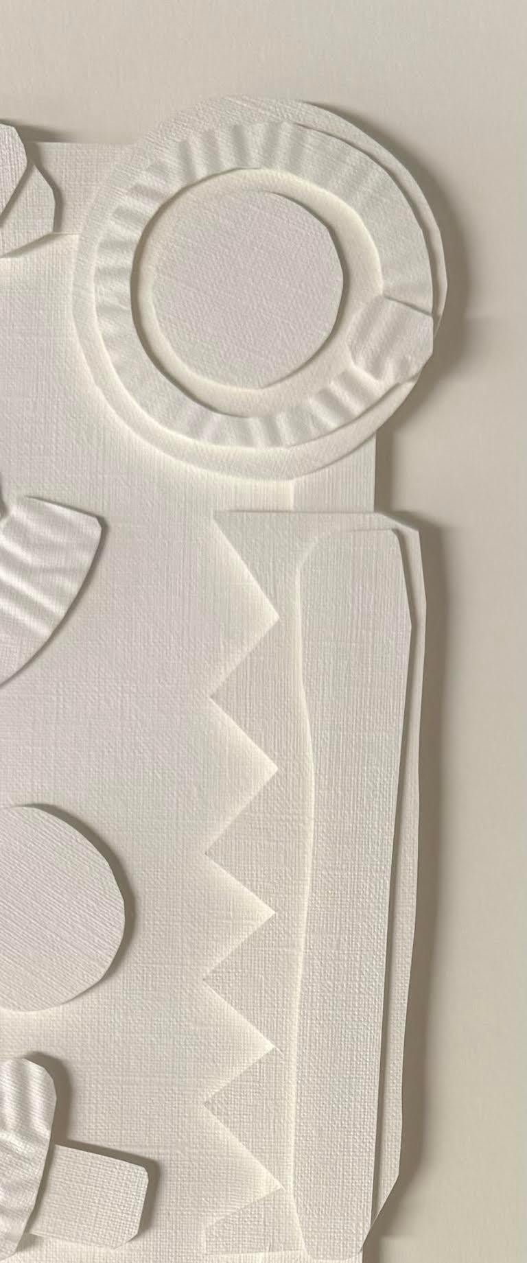 Collage de coupes de papier blanc sur blanc.
Cadre en bois blanc.
L'artiste Nurit Amdur crée des papiers découpés et des collages autour du voyage de la transition et de la transformation de quelque chose en 