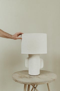 Lámpara de mesa ovalada de papel maché blanco