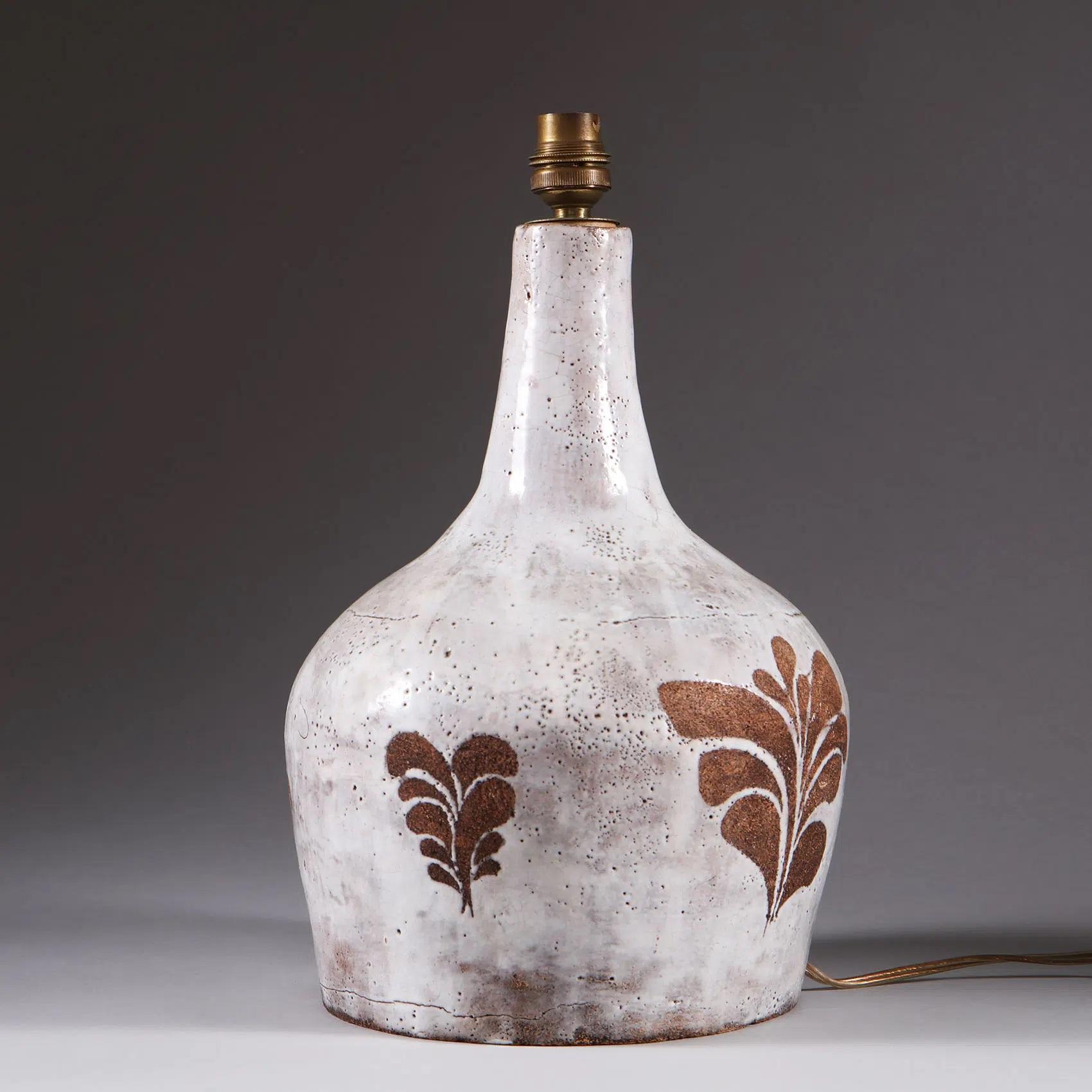 Weiße, teilweise glasierte Vase als Tischlampe montiert (Moderne der Mitte des Jahrhunderts) im Angebot
