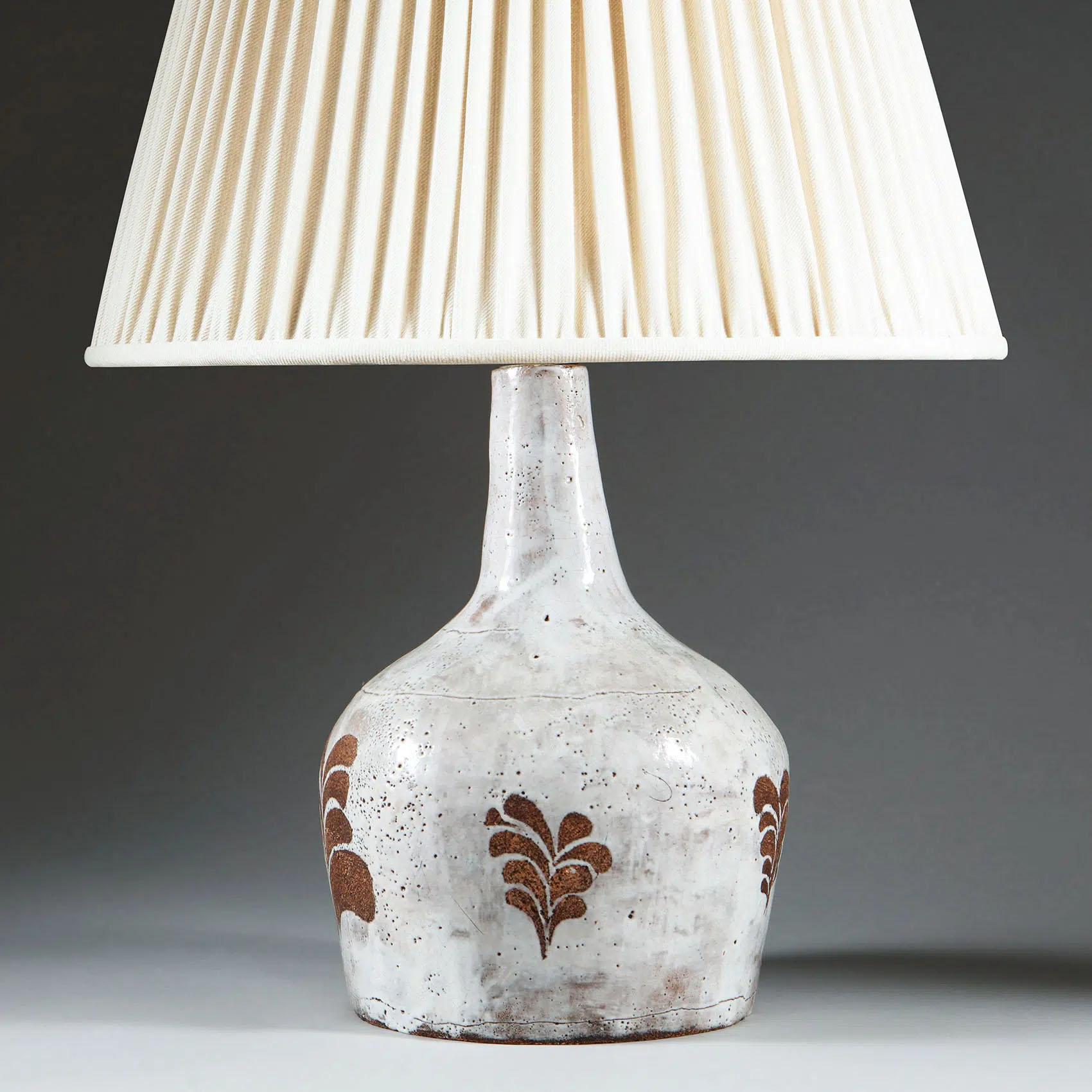 Français Vase émaillé en forme de colis blanc monté en lampe de table en vente
