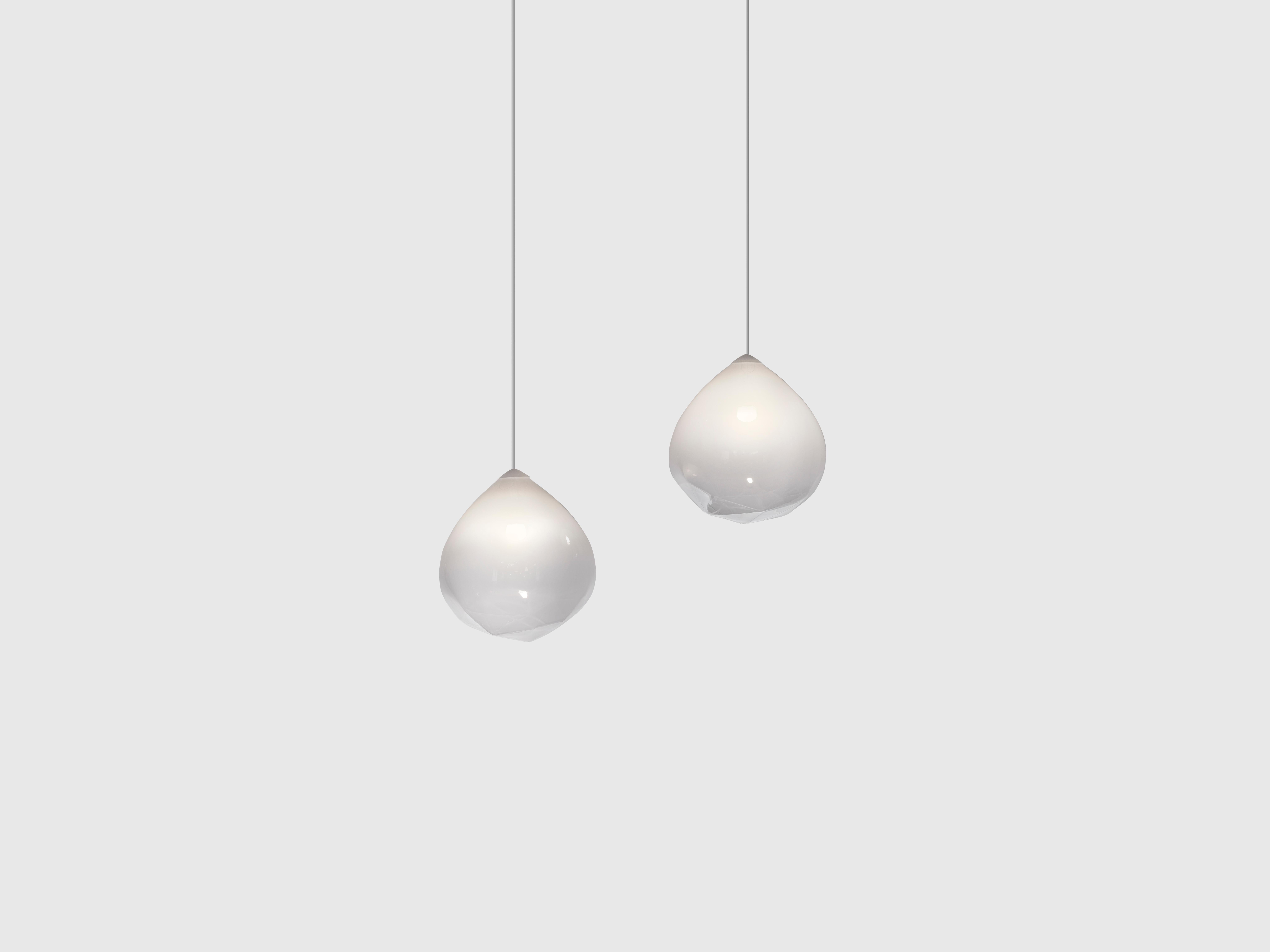 Lampada a sospensione Parison bianca di Resident
Dimensioni: D. A. 30 x H. 35 cm
Materiali: Vetro.
Peso: 3,6 kg.

Circa: 
Fondata da Simon James e Scott Bridgens nel 2011, Resident è la casa di pezzi di design duraturi creati per la prossima