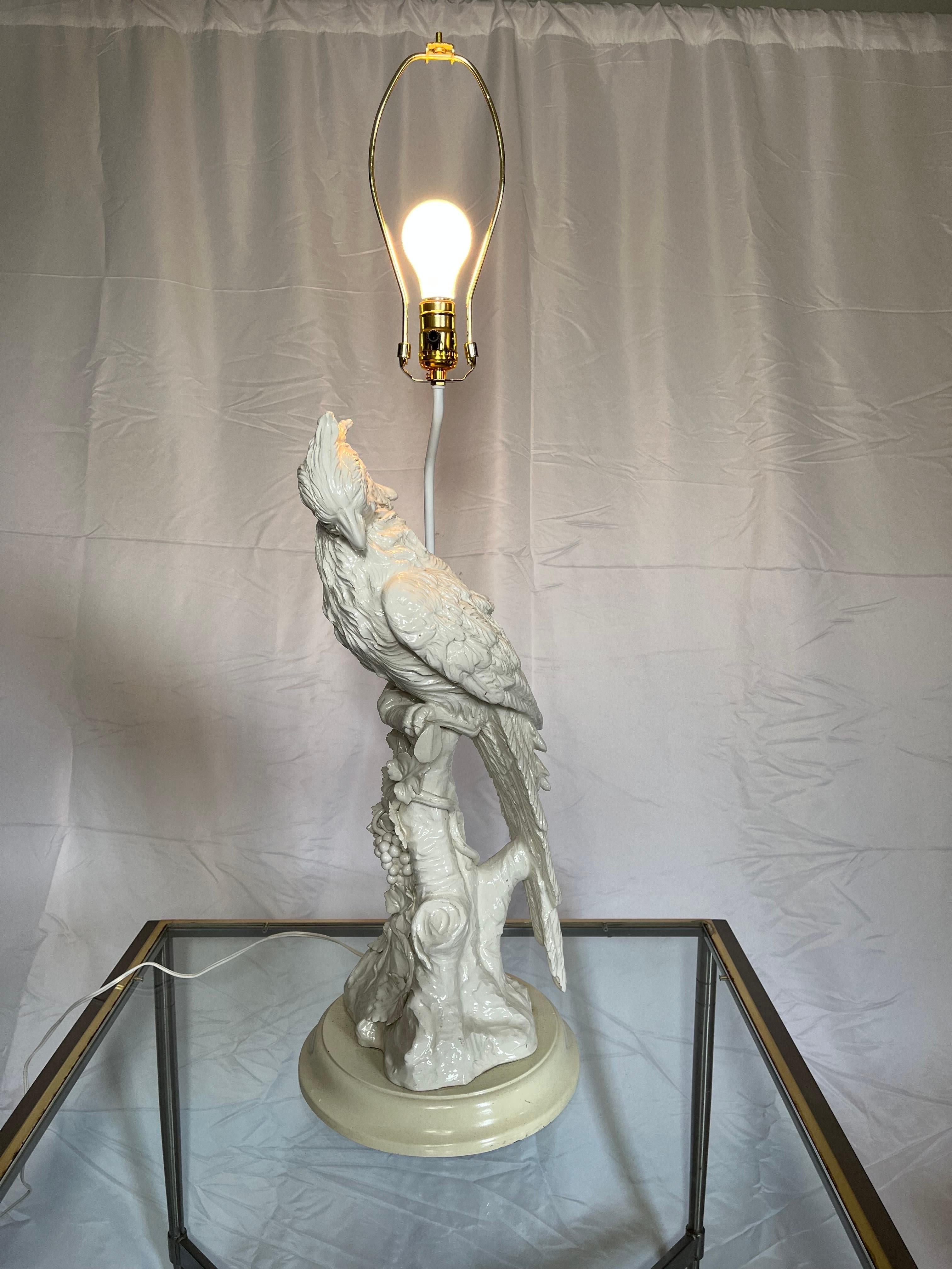 Vintage White Parrot Bird Tropical Table Lamp Newly Wired For Sale 4
