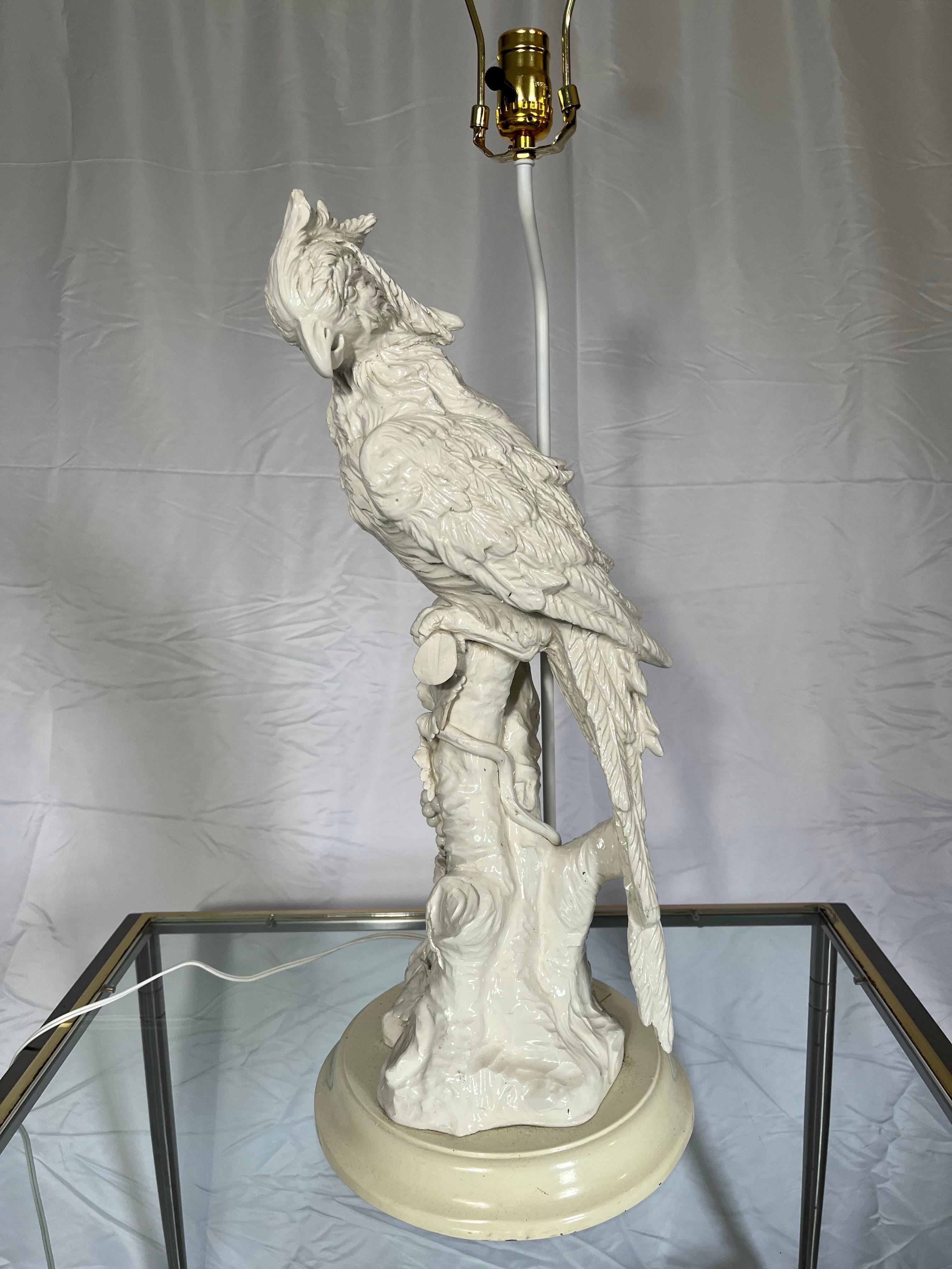 Unknown Vintage White Parrot Bird Tropical Table Lamp Newly Wired For Sale