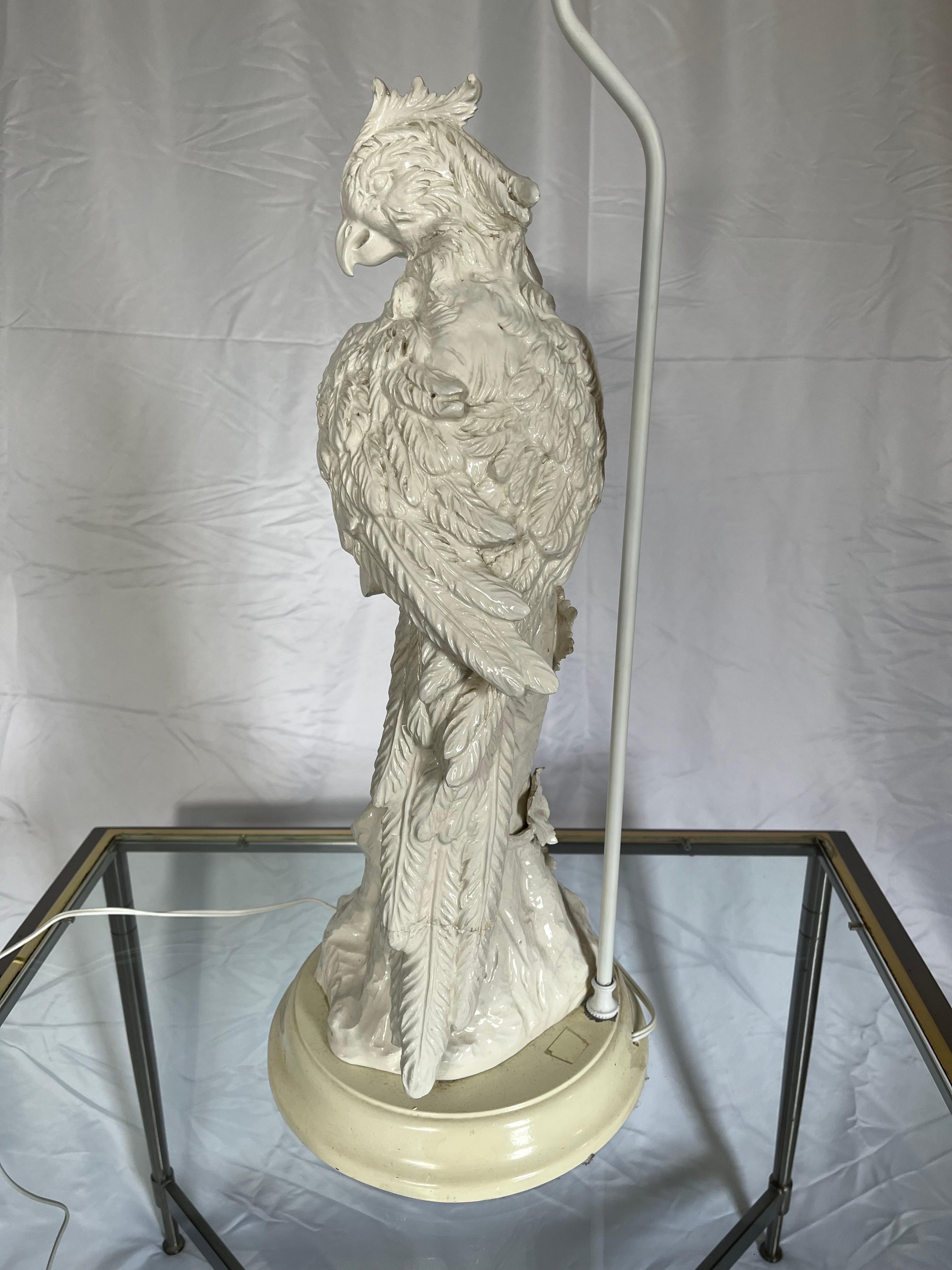 Vintage White Parrot Bird Tropical Table Lamp Newly Wired In Good Condition For Sale In W Allenhurst, NJ