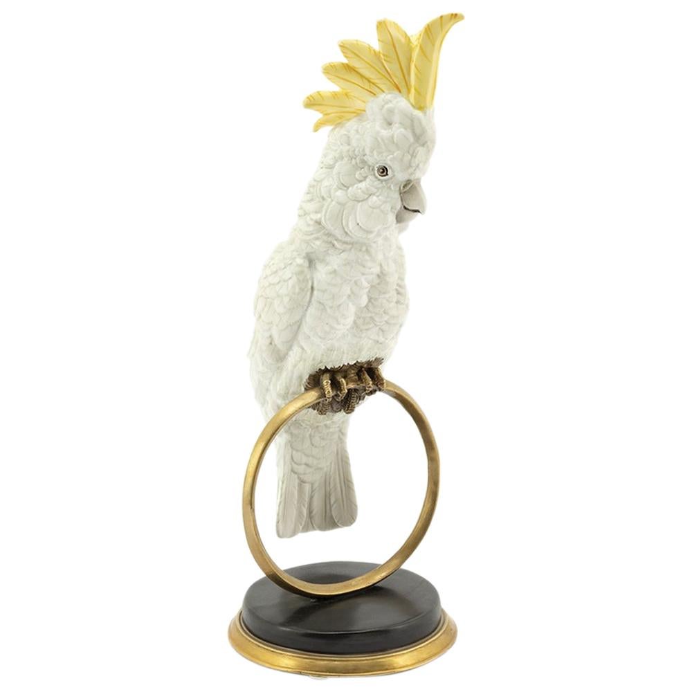 Escultura loro blanco sobre anillo de porcelana blanca