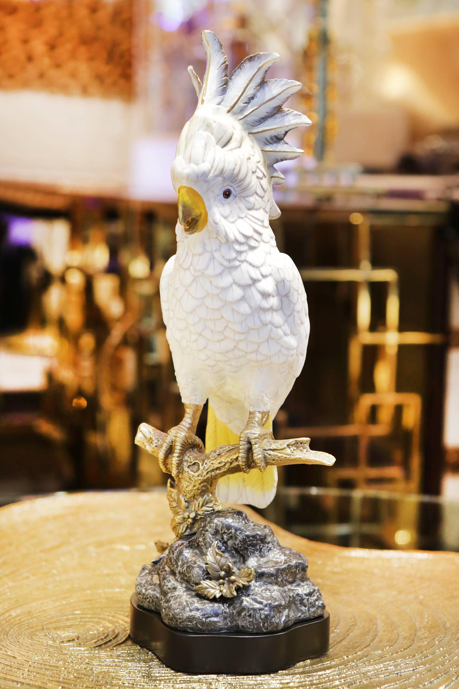 Weiße Papageien-Skulptur aus handbemaltem Porzellan und Bronze (Italienisch) im Angebot