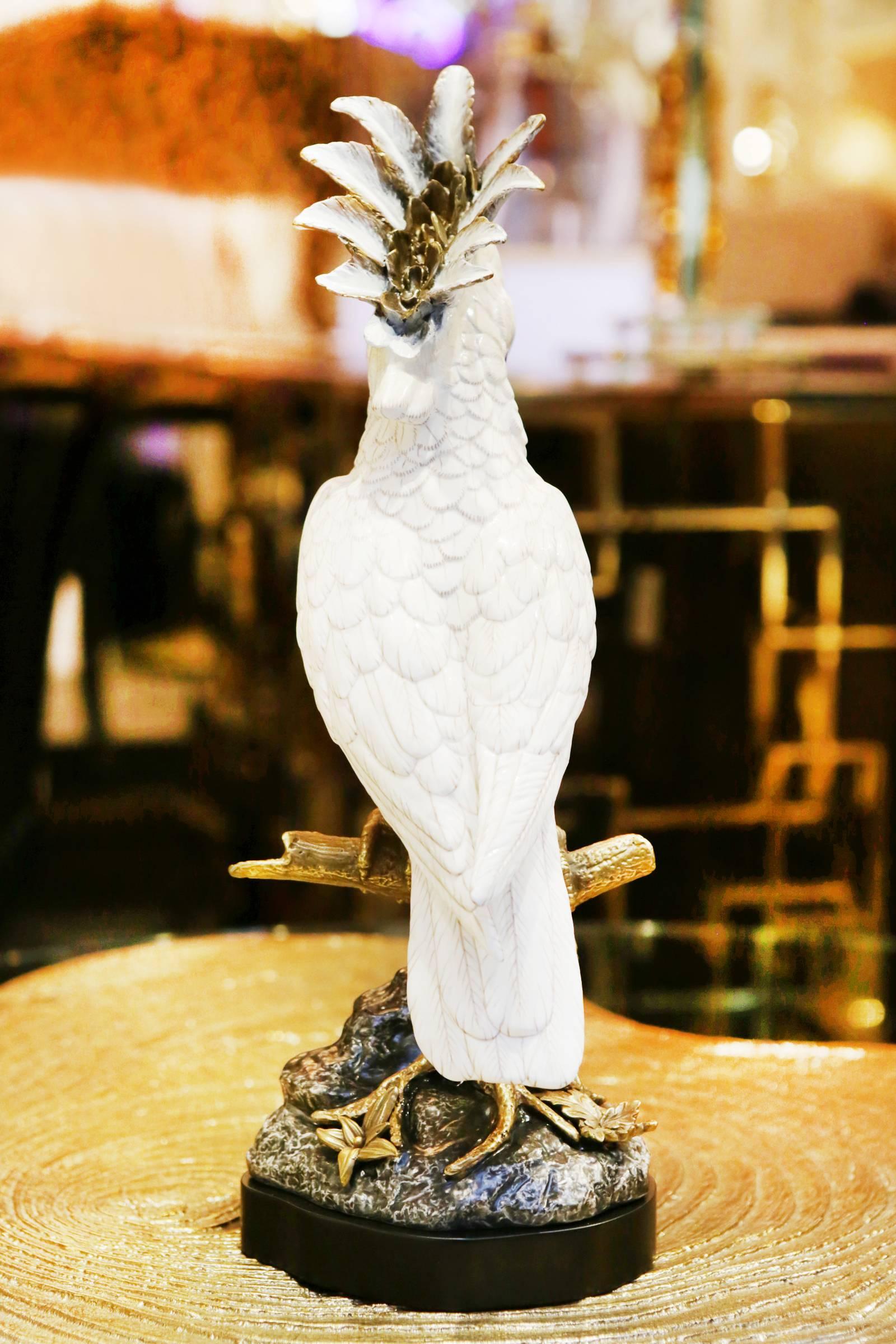 White Parrot Sculpture in Hand-Painted Porcelain and Bronze In Excellent Condition For Sale In Paris, FR