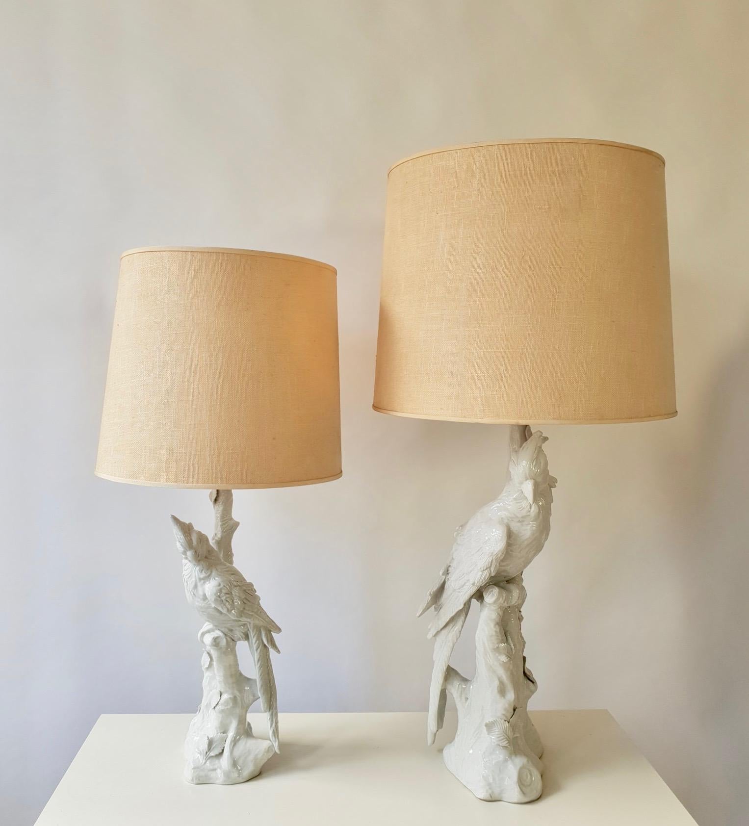 Two table lamps representing white parrots standing on a tree stump.
Height with shade 83 cm and 98 cm.
Diameter shades 40 cm and 50 cm.
Height base 52 cm and 65 cm.